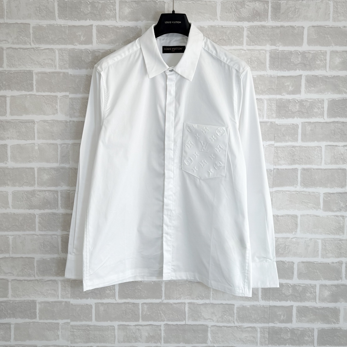 La camisa de manga larga estilo burro P200 LV* inyecta una sensación de estilo a cualquier look. Confeccionado en popel…