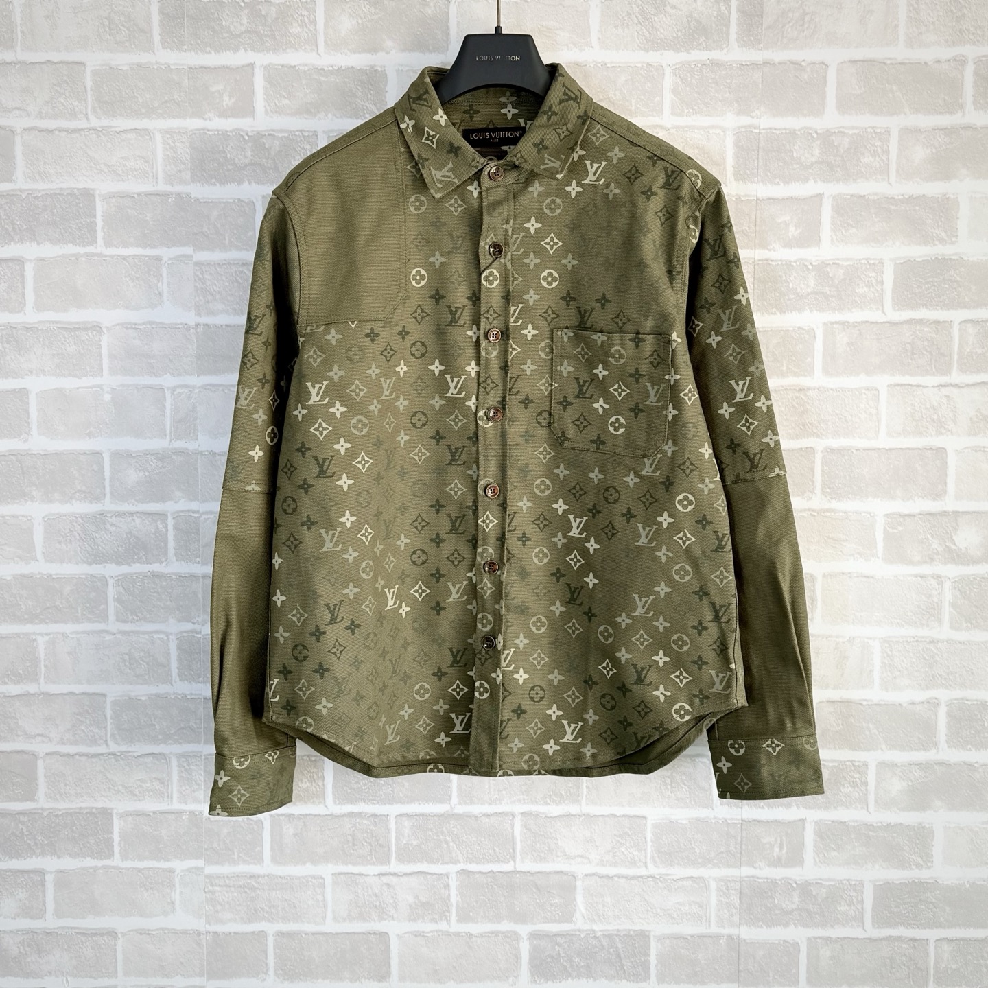 P243 Camisa estilo chaqueta LV*Lvjia Esta camisa estilo chaqueta de trabajo está hecha de lona de algodón, con el pedid…