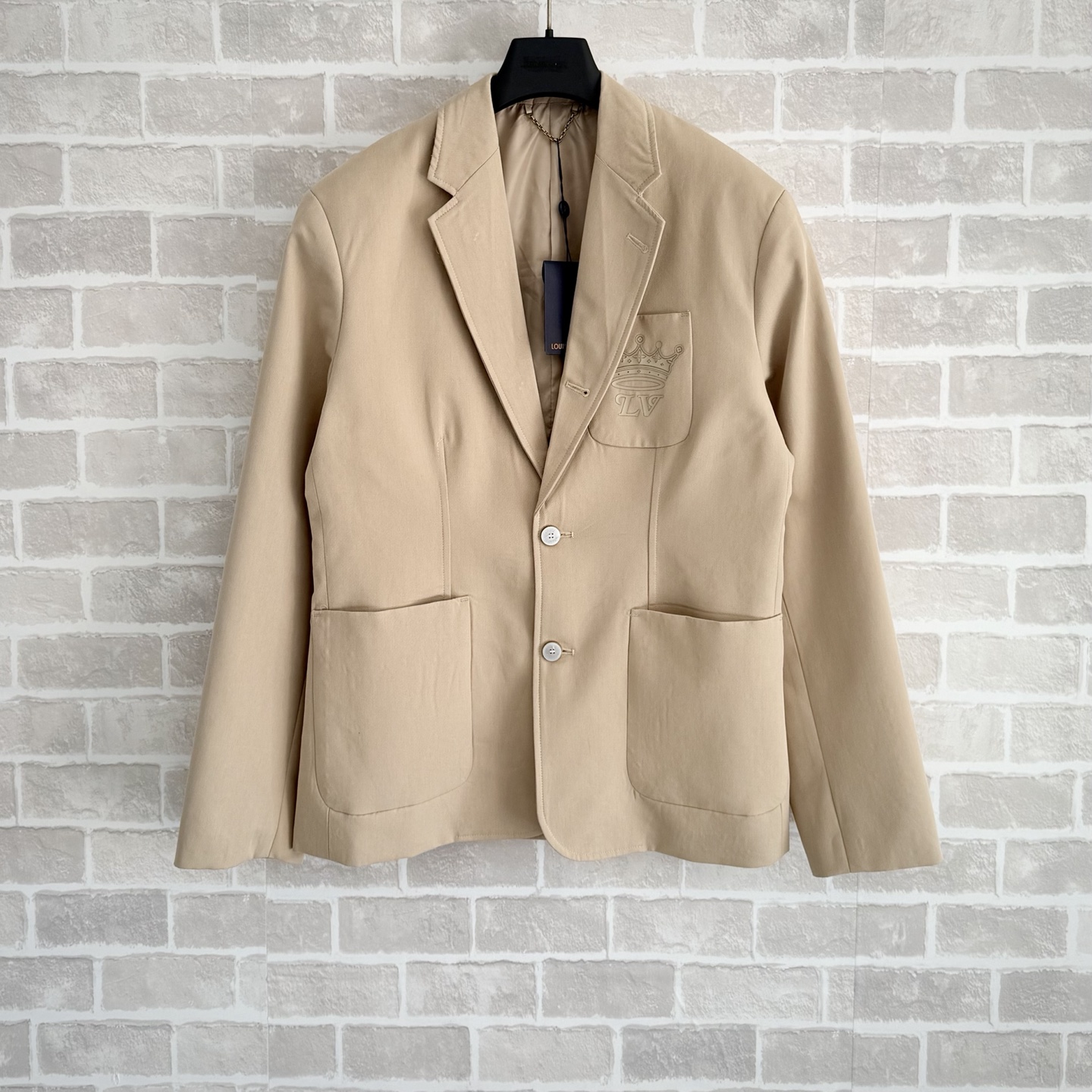 P290 1v. Chaqueta urbana nueva de 25ss con botonadura simple. Esta chaqueta de botonadura sencilla está confeccionada e…