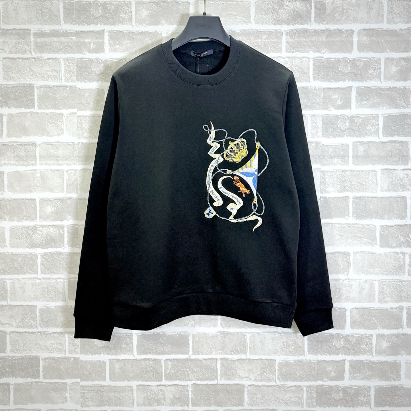 Sudadera de cuello redondo con bordado de rombos y corona P190 1V/Louis FW25. El hilo doble en la capa superior asegura…
