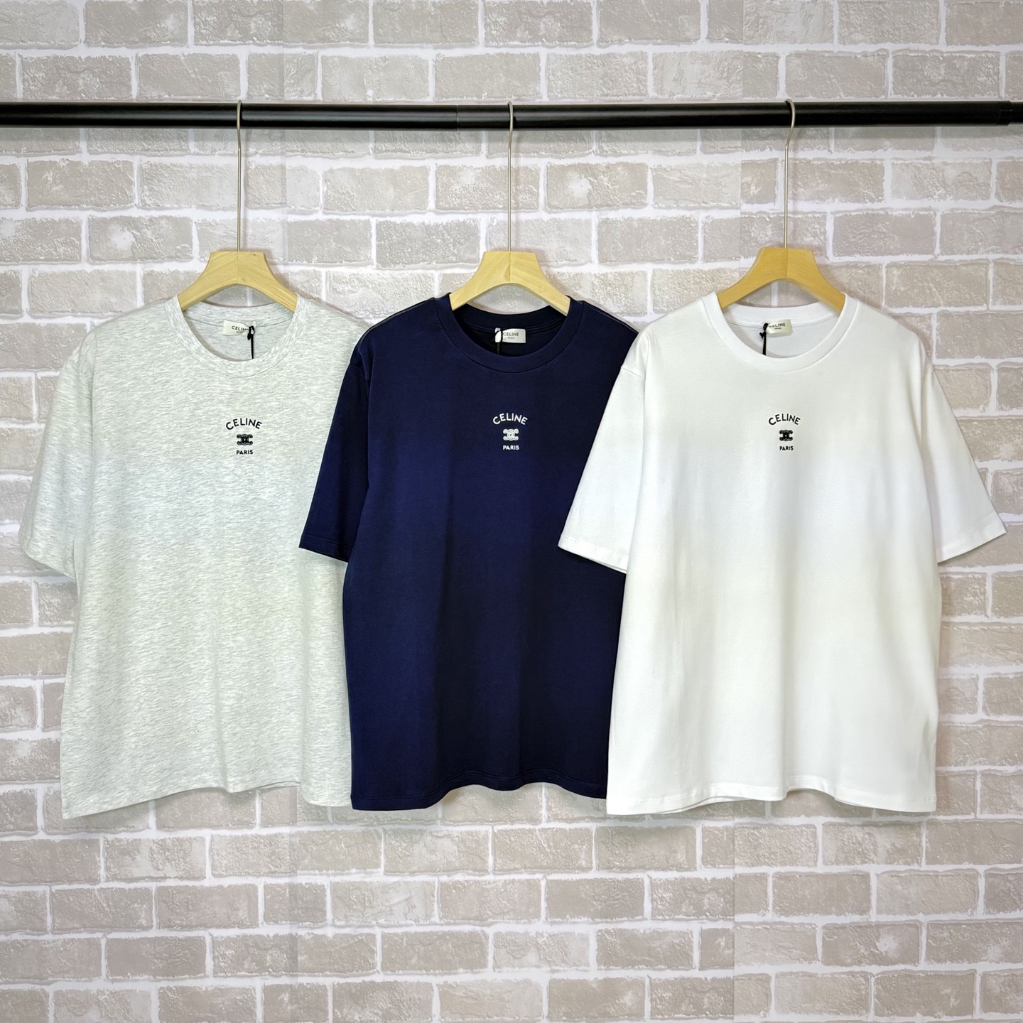 Camiseta de manga corta de tres colores, gris, azul marino, blanco