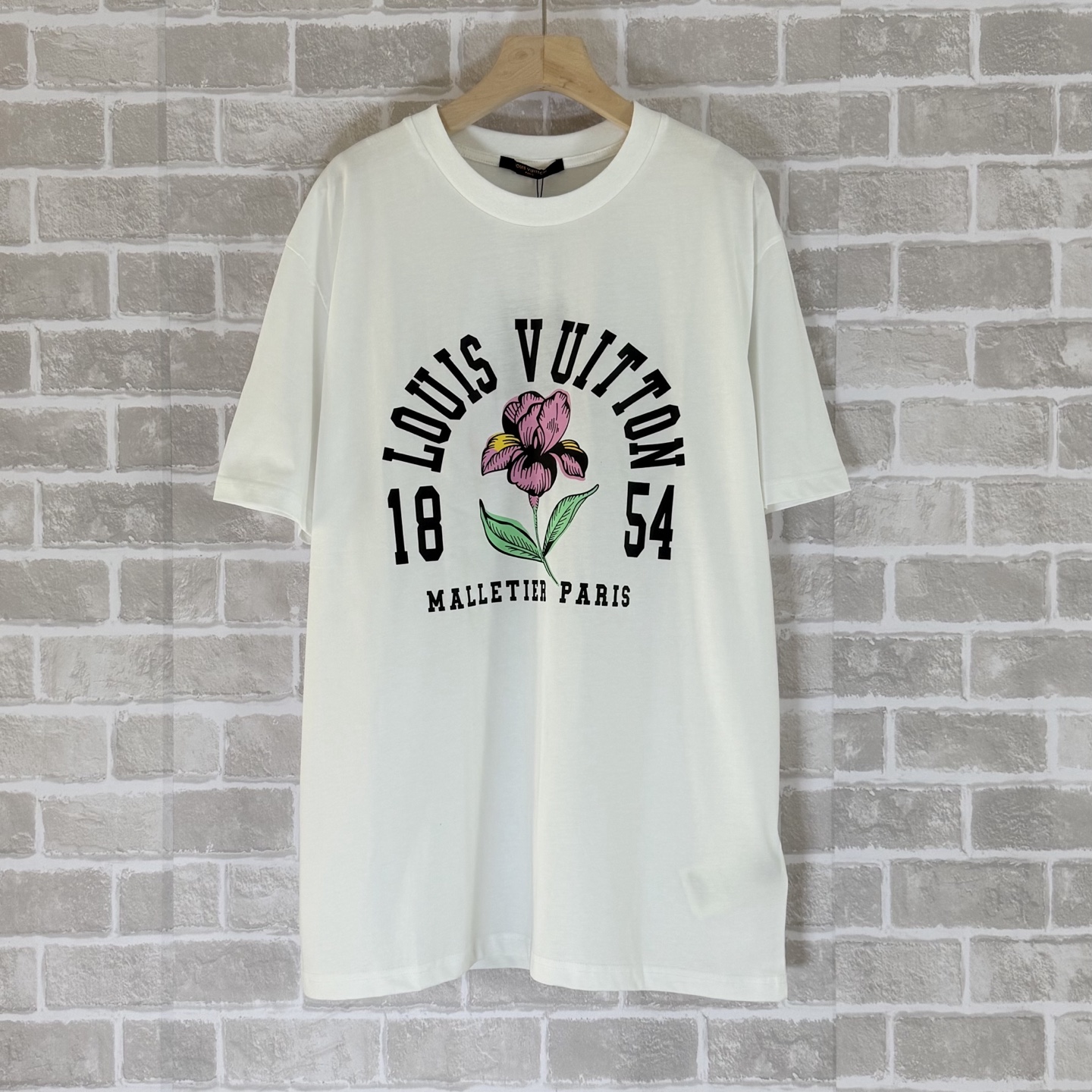 P110 LV*1854 camiseta de estampado floral, en la tela blanca, flores rosas chocan con el anillo retro '1854', logotipo …