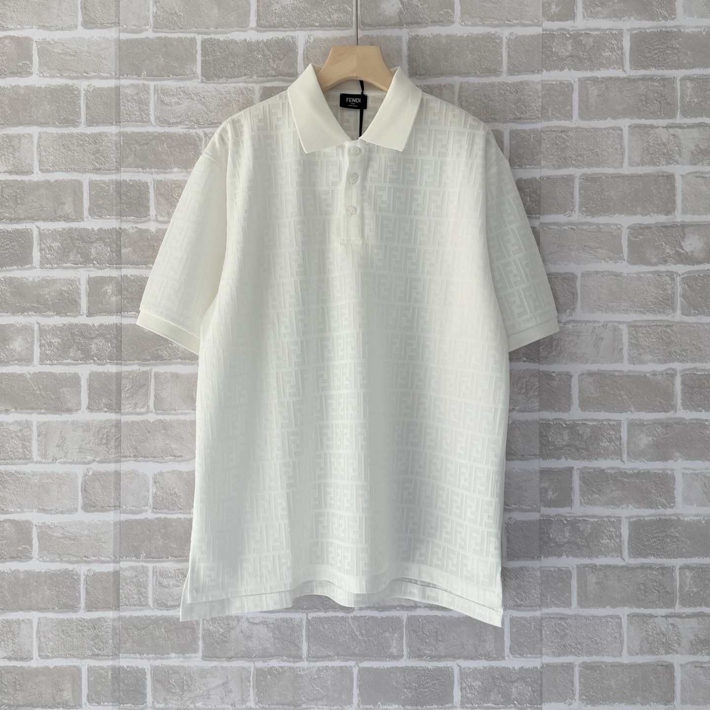 p155. Fen*i 2026SS Nuevo polo de cuello vuelto para primavera-verano, con jacquard de logotipo de la marca en todo el c…