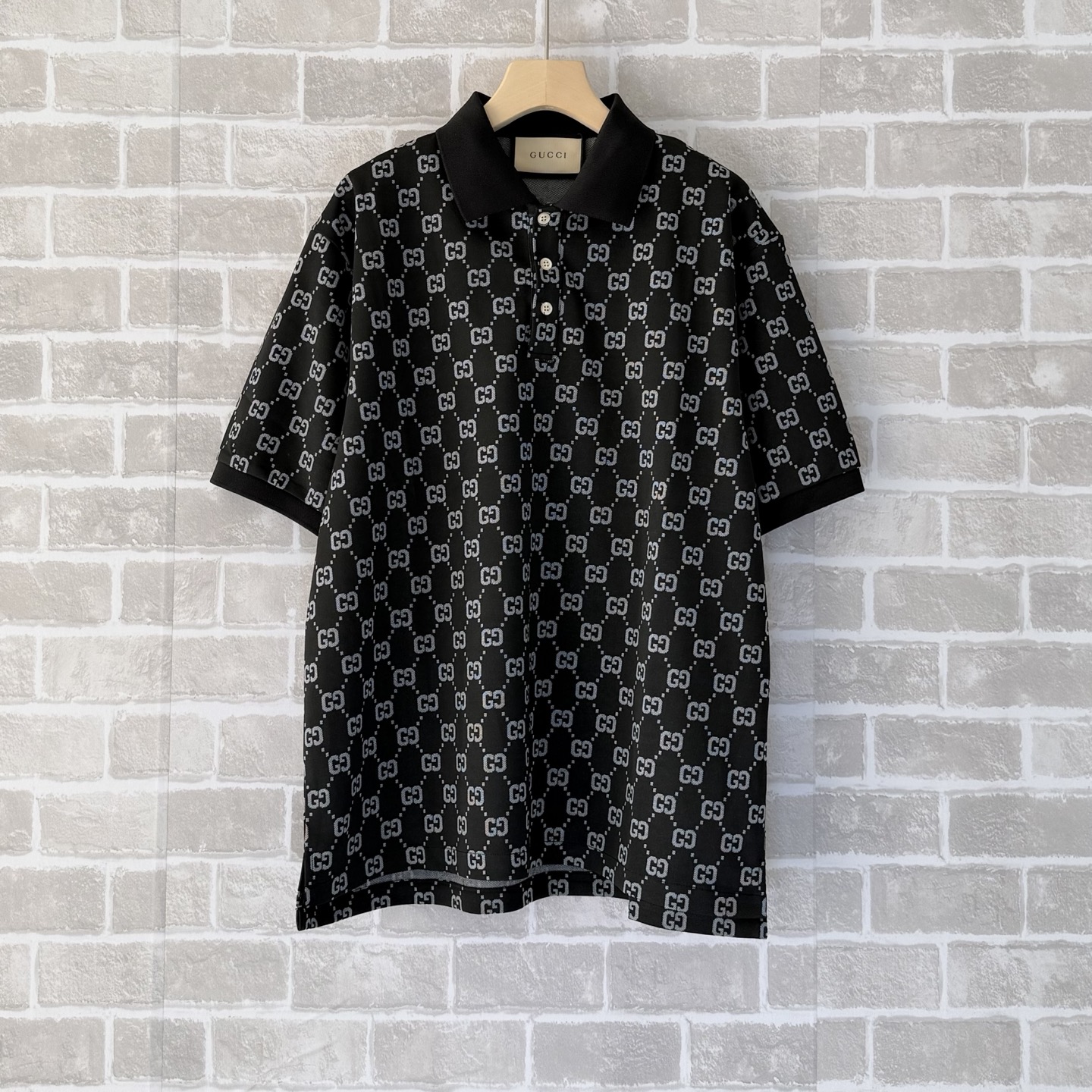p155。Gu*ci 2026SS 春夏新款 翻领短袖polo衫 满身品牌logo提花 针织罗纹衣领和衣袖 正面纽扣开合细节 直筒版型剪裁 尺码：S M L XL XXL