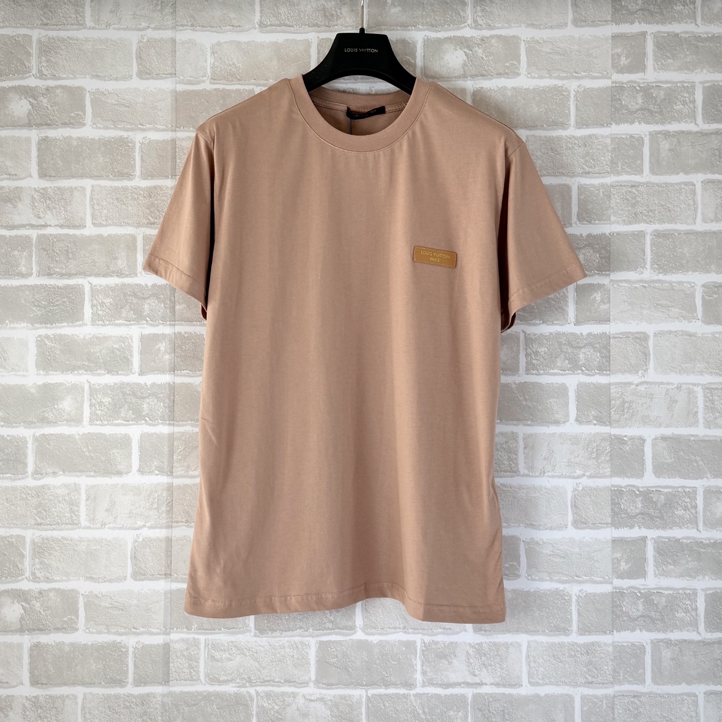 P100 1v Camiseta de manga corta con etiqueta de cuero rosa empolvado, tallas: S-XL. Esta camiseta de algodón entra en l…