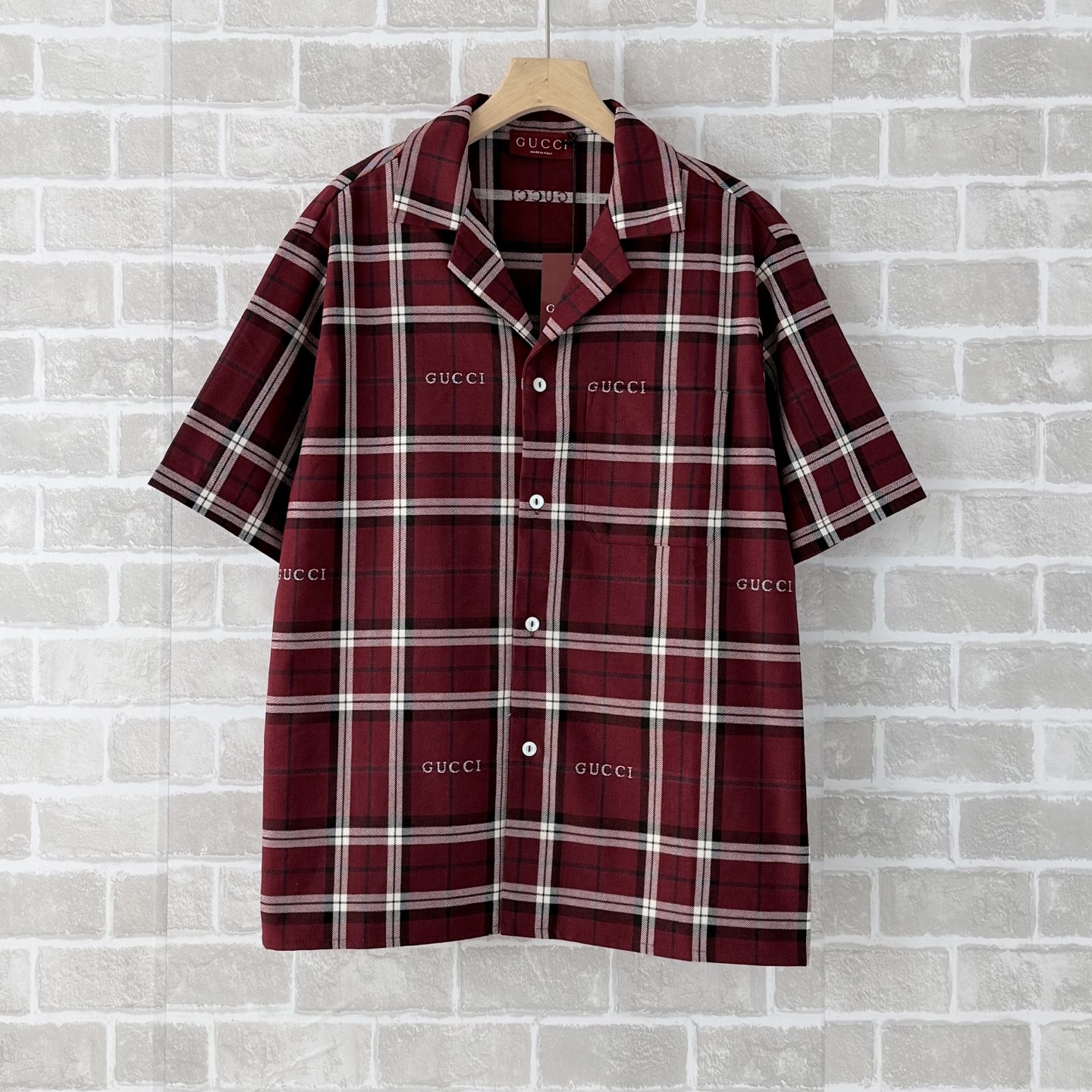 p200. Camisa de cuadros burdeos clásica de Gucc, logo oscuro discreto que denota lujo. Corte holgado que disimula y est…