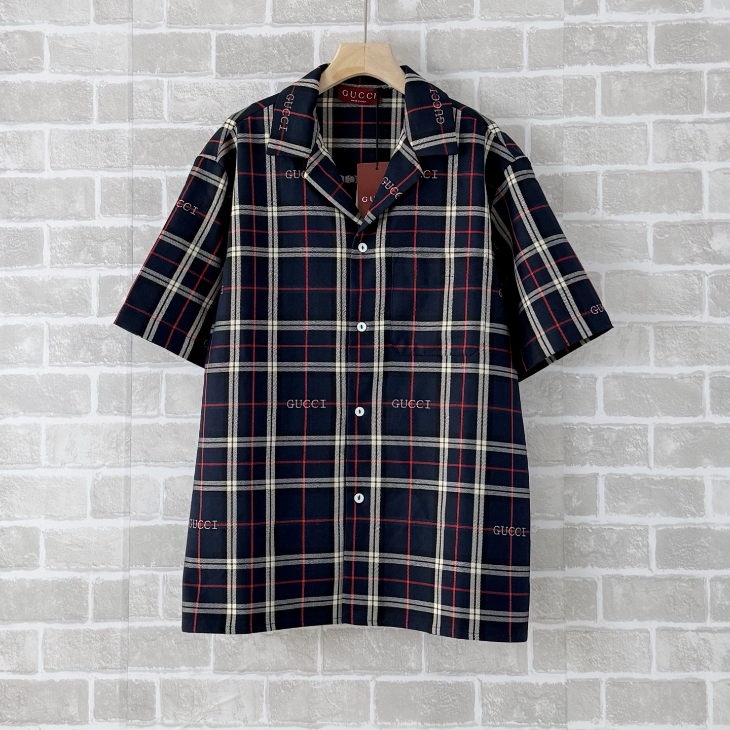 p200. Camisa de cuadros azul de GUCC, logo oscuro discreto que denota lujo. Corte holgado que disimula y estiliza, idea…
