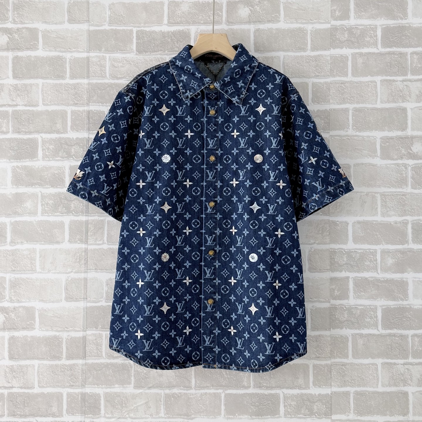 P255 1v/Louis 26ss nueva camisa vaquera de manga corta con bolsillos Monogram con estampado de margaritas jacquard, tal…