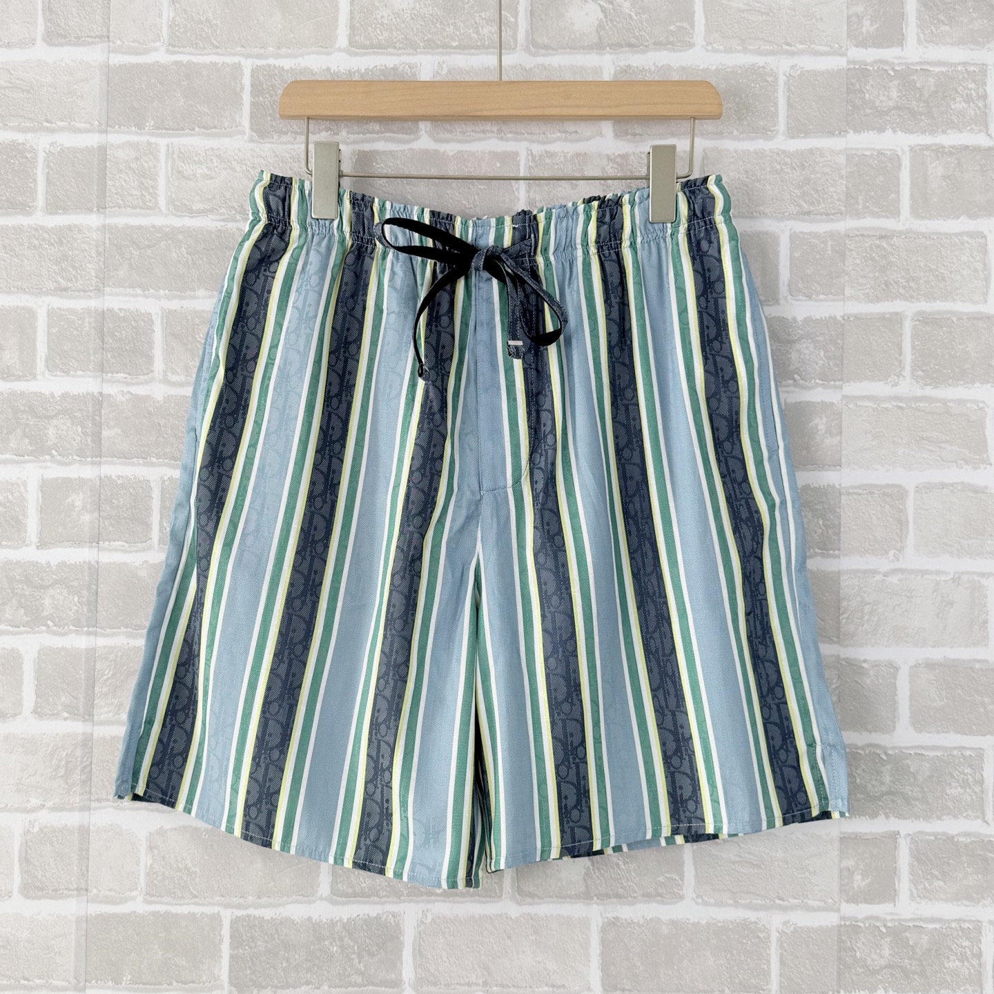 P195. Pantalones cortos CD Vintage con rayas verticales Talla: S-XL Estos pantalones cortos hacen una declaración. De l…