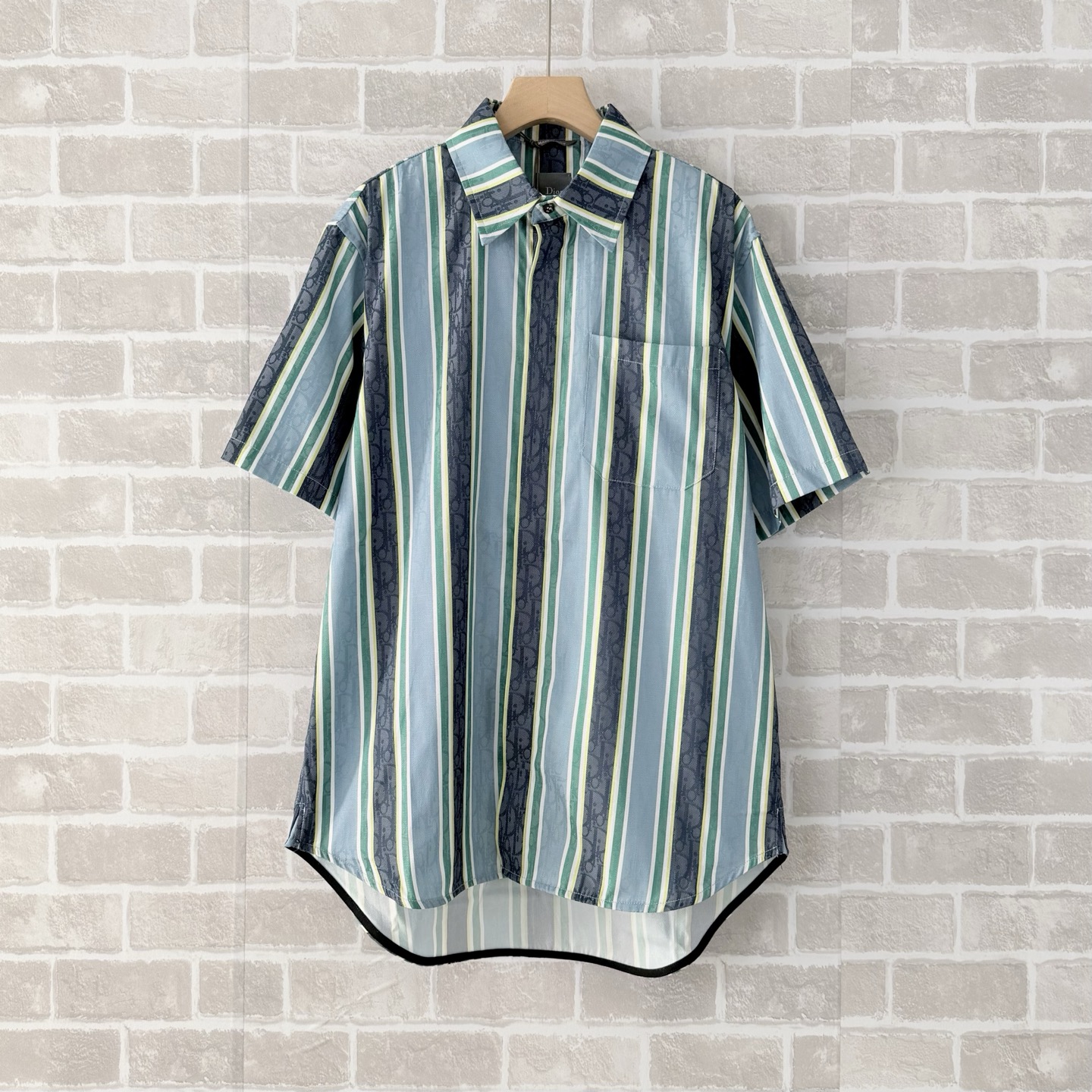 P205. Camisa CD Vintage con rayas verticales Talla: S-XL Esta camisa de la colección limitada Dioriviera presenta el pa…