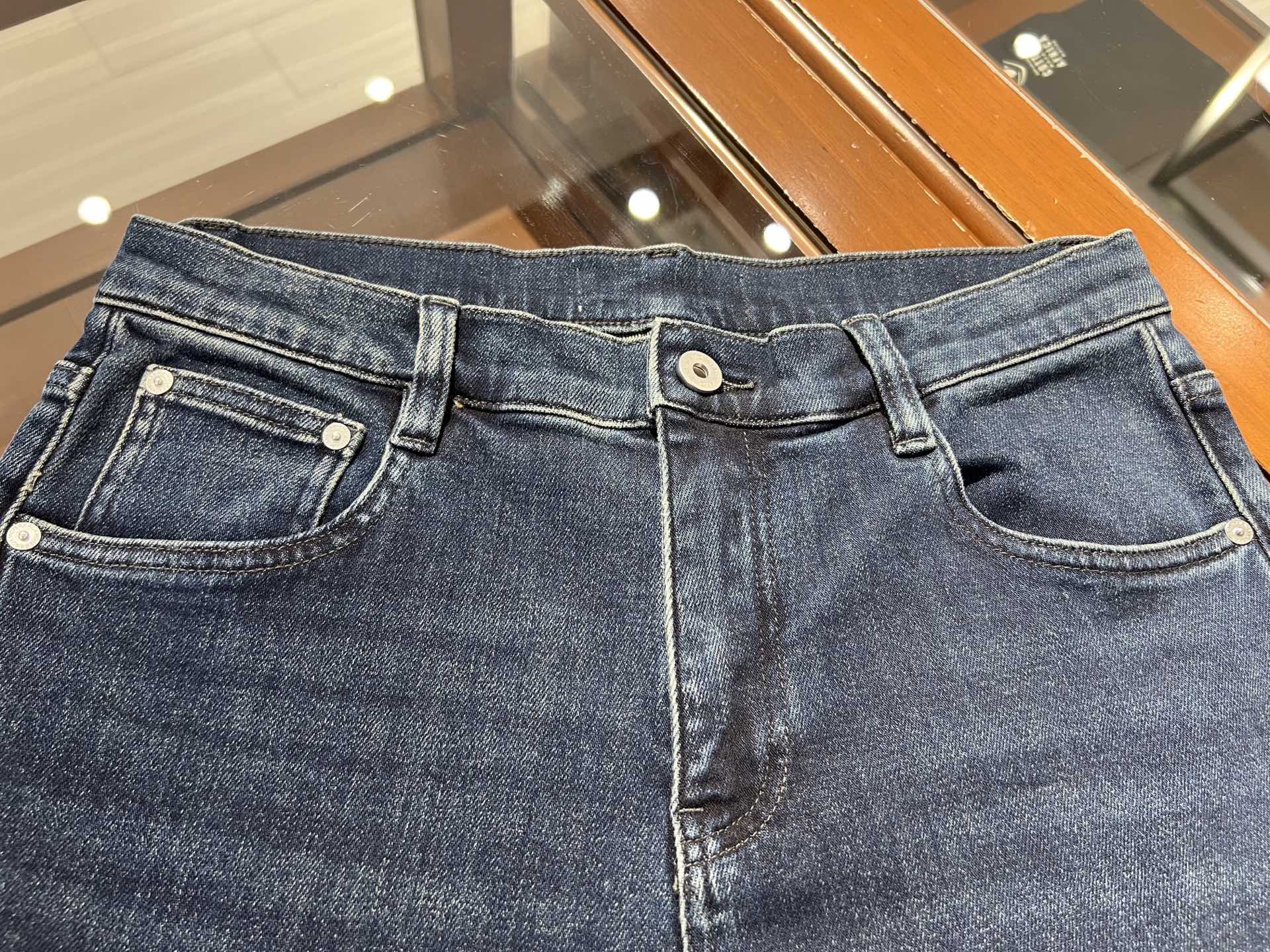 🆕新款，简约百搭时尚弹力洗水小直筒牛仔裤，码数30 31 32 33 34 36 38