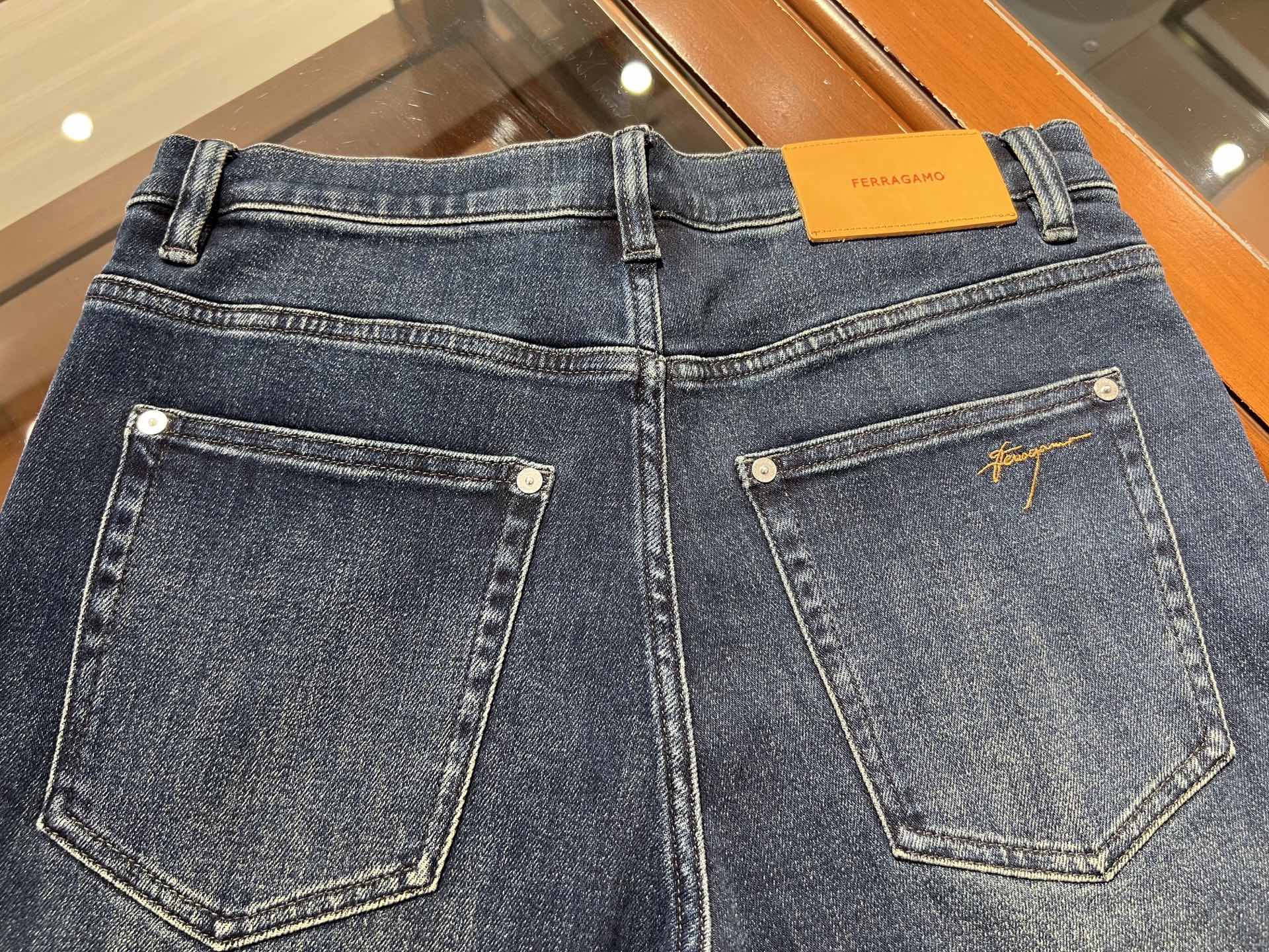 🆕新款，简约百搭时尚弹力洗水小直筒牛仔裤，码数30 31 32 33 34 36 38