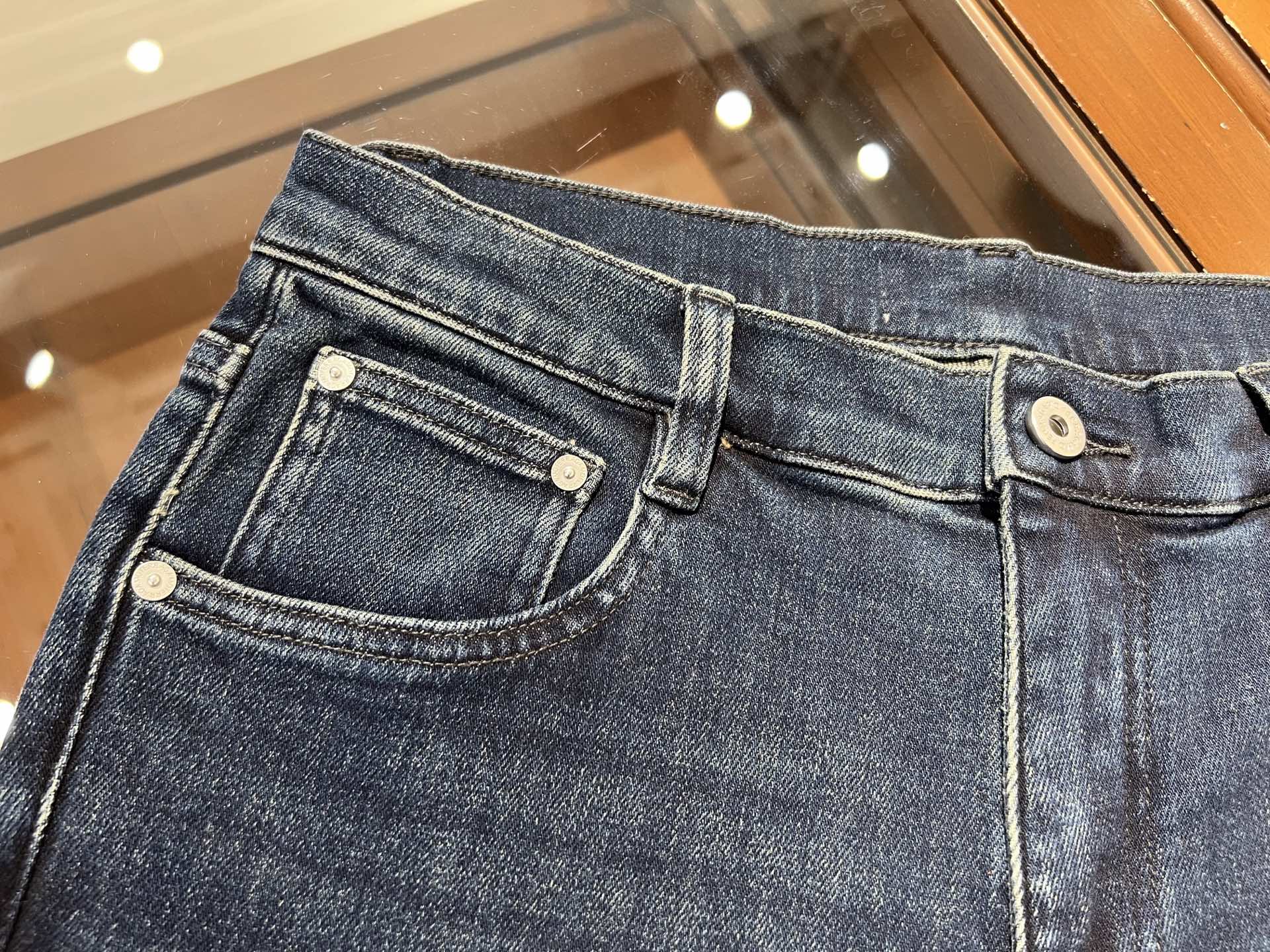 🆕新款，简约百搭时尚弹力洗水小直筒牛仔裤，码数30 31 32 33 34 36 38