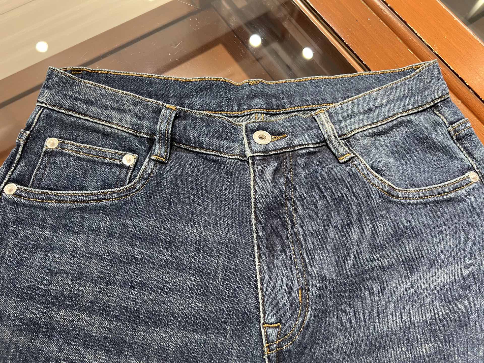 🆕新款，百搭休闲弹力小直筒牛仔裤，码数30 31 32 33 34 36 38