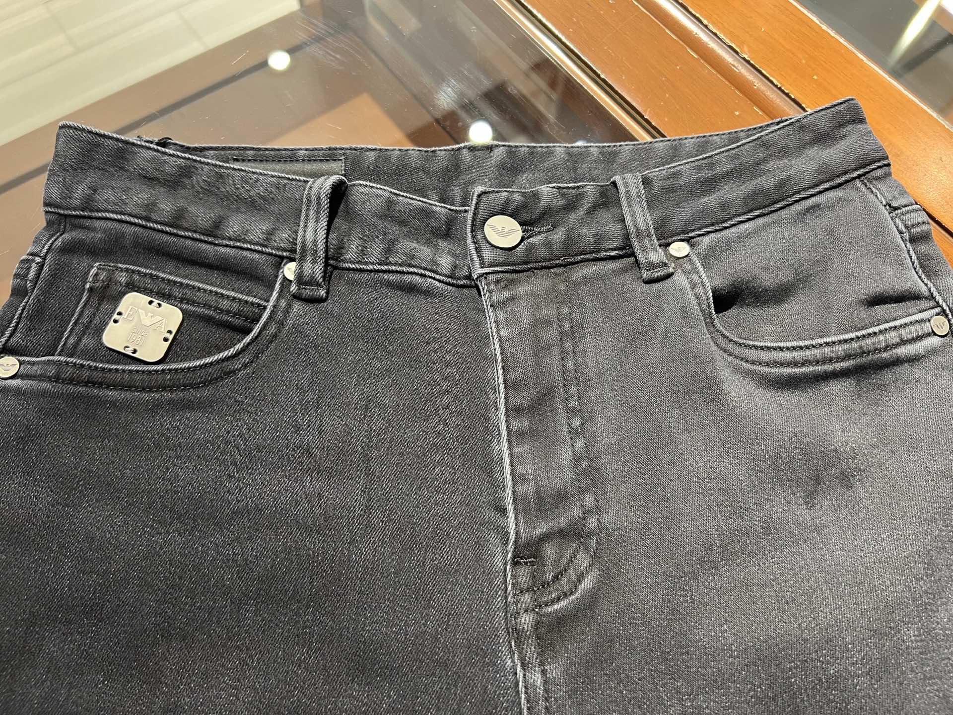 🆕新款，磨毛烟灰色弹力洗水小直筒牛仔裤，码数29 30 31 32 33 34 36 38