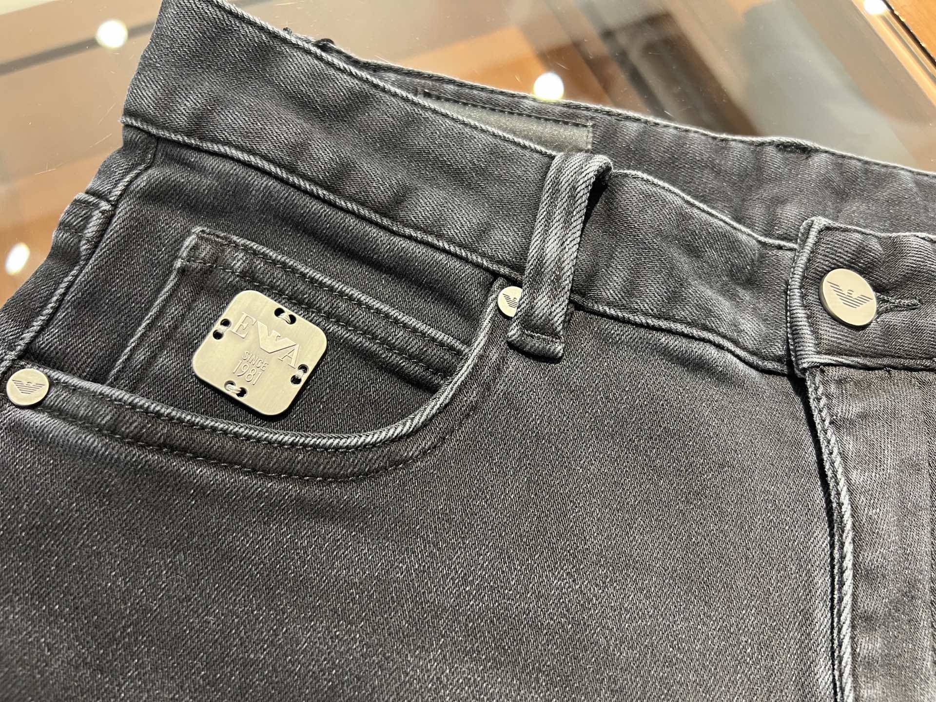 🆕新款，磨毛烟灰色弹力洗水小直筒牛仔裤，码数29 30 31 32 33 34 36 38