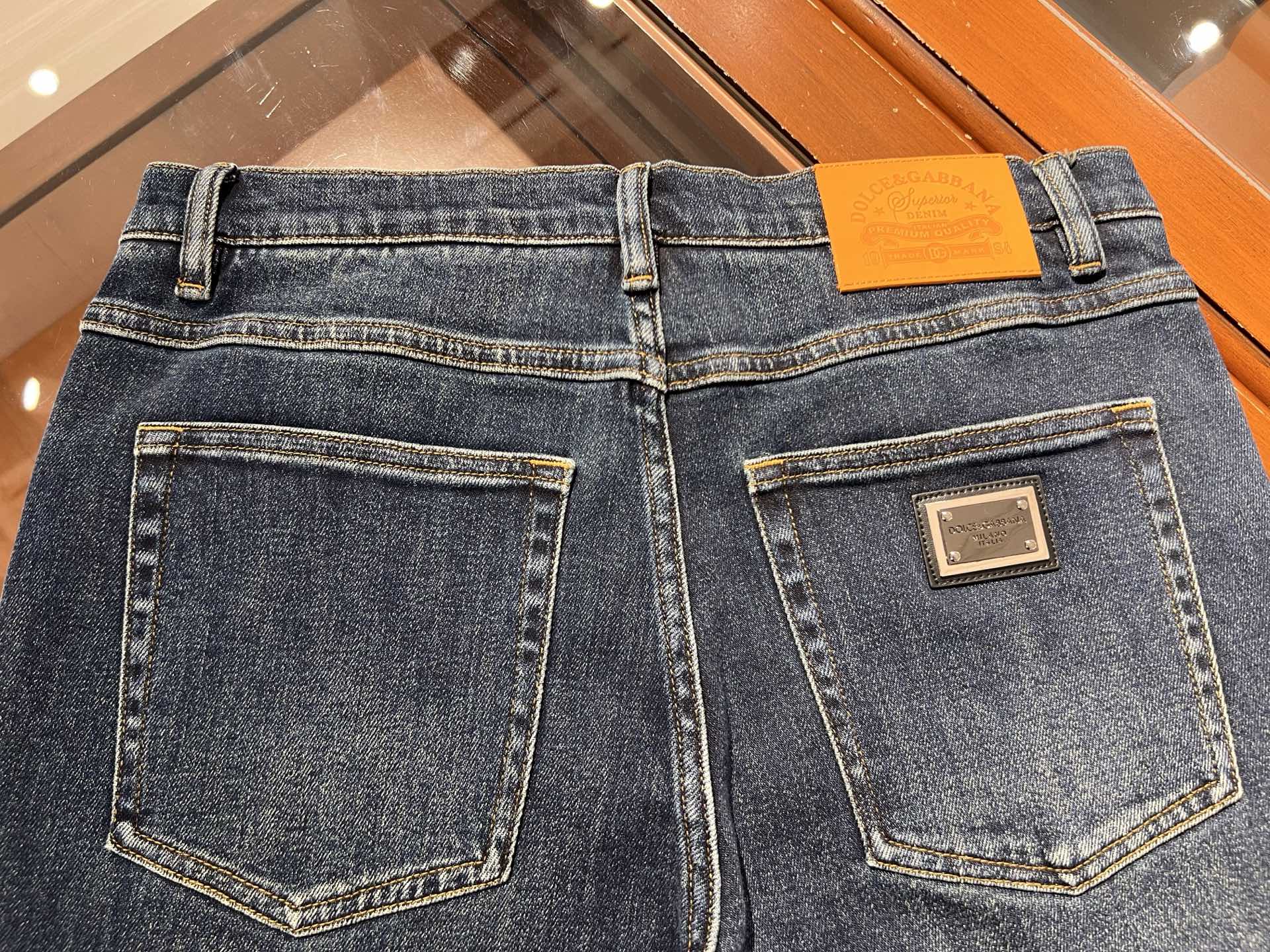 🆕新款！金典百搭简约面料透气舒适弹力小直筒牛仔裤，码数 30 31 32 33 34 36 38