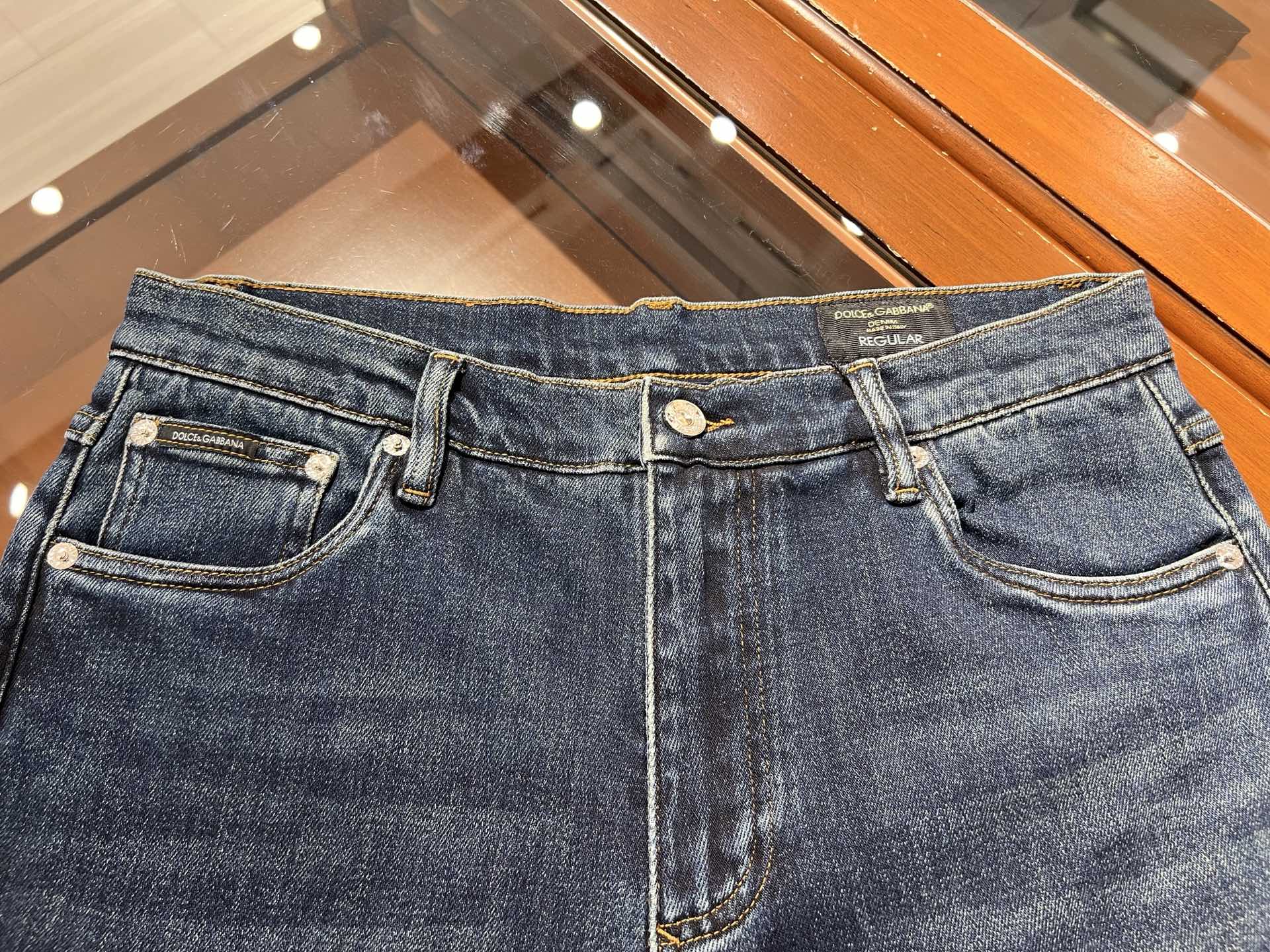 🆕新款！金典百搭简约面料透气舒适弹力小直筒牛仔裤，码数 30 31 32 33 34 36 38