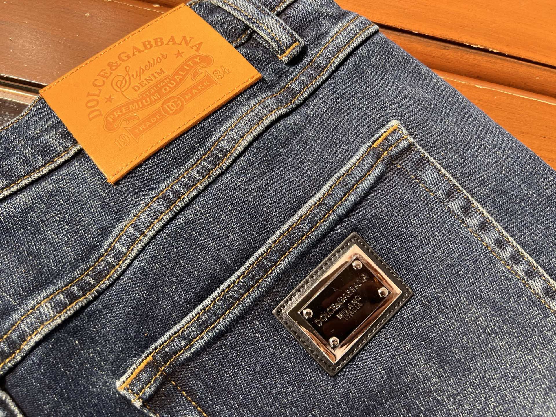 🆕新款！金典百搭简约面料透气舒适弹力小直筒牛仔裤，码数 30 31 32 33 34 36 38