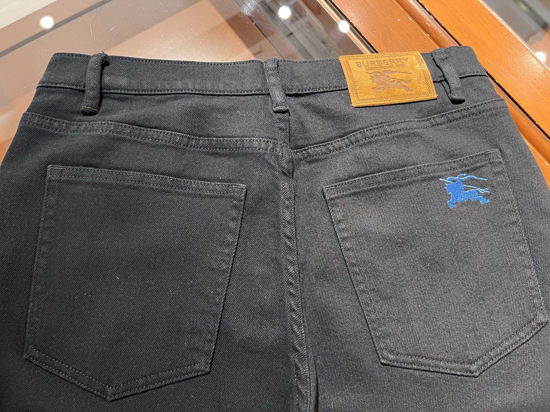 🆕新款！黑色百搭简约面料透气舒适弹力小直筒牛仔裤，码数 30 31 32 33 34 36 38