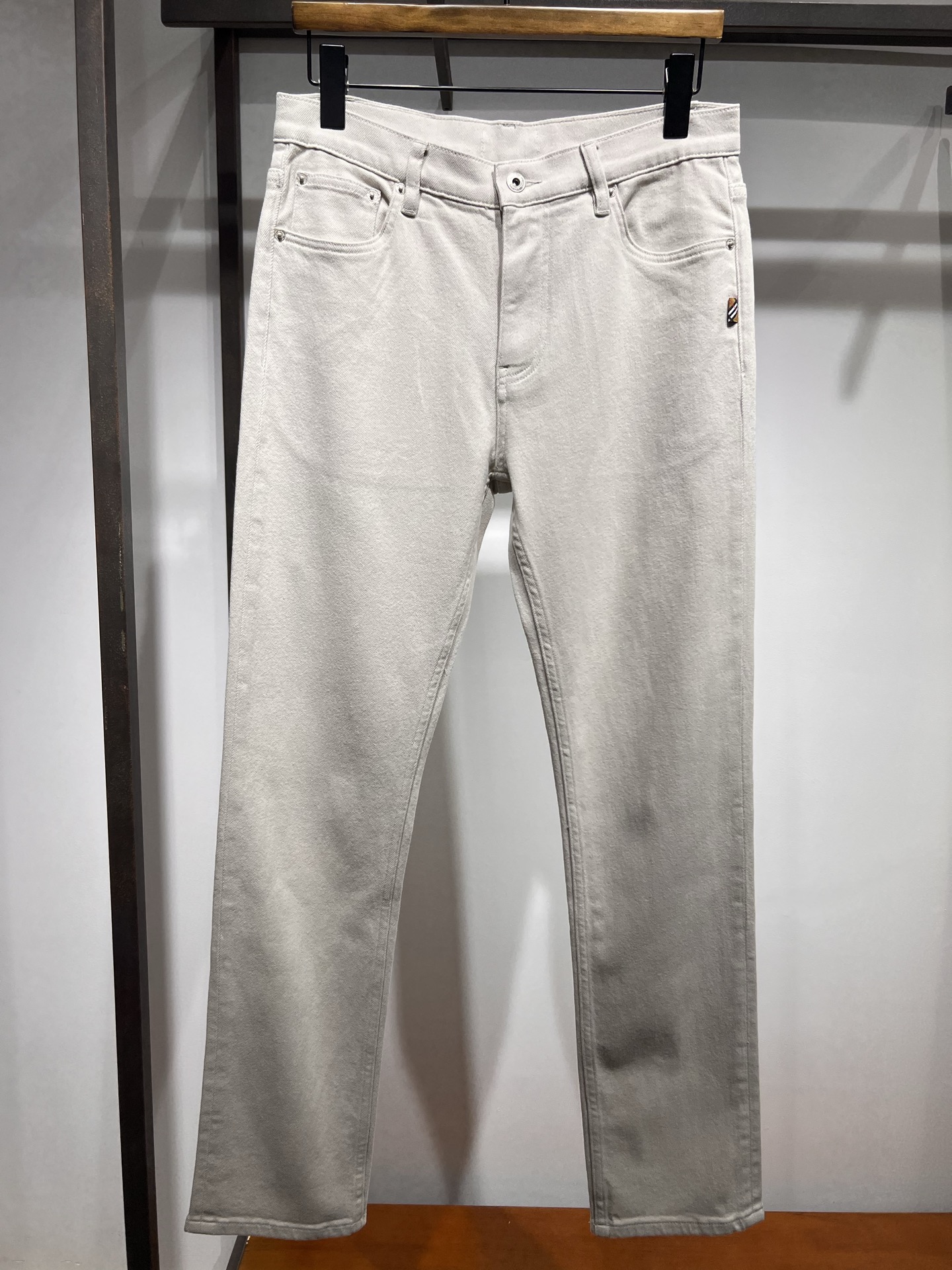 🆕新款！白灰色，百搭简约面料透气舒适弹力小直筒牛仔裤，码数 30 31 32 33 34 36 38