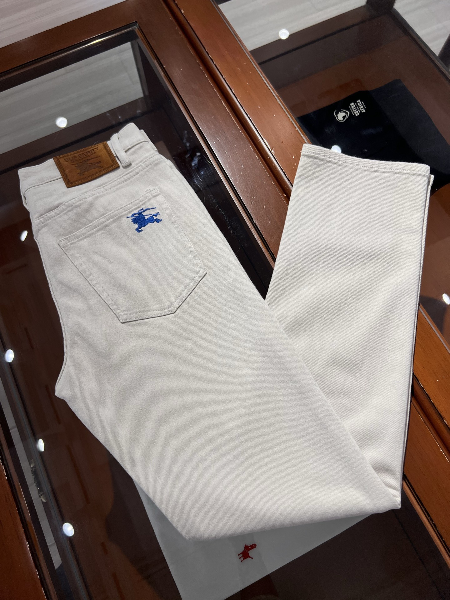 🆕新款！白灰色，百搭简约面料透气舒适弹力小直筒牛仔裤，码数 30 31 32 33 34 36 38