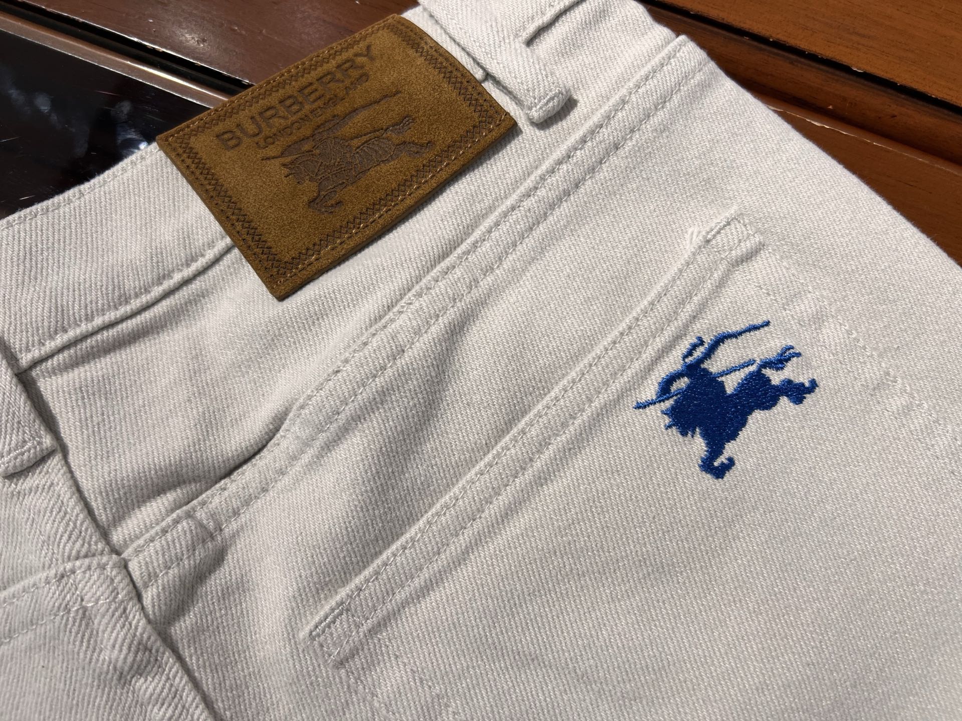 🆕新款！白灰色，百搭简约面料透气舒适弹力小直筒牛仔裤，码数 30 31 32 33 34 36 38