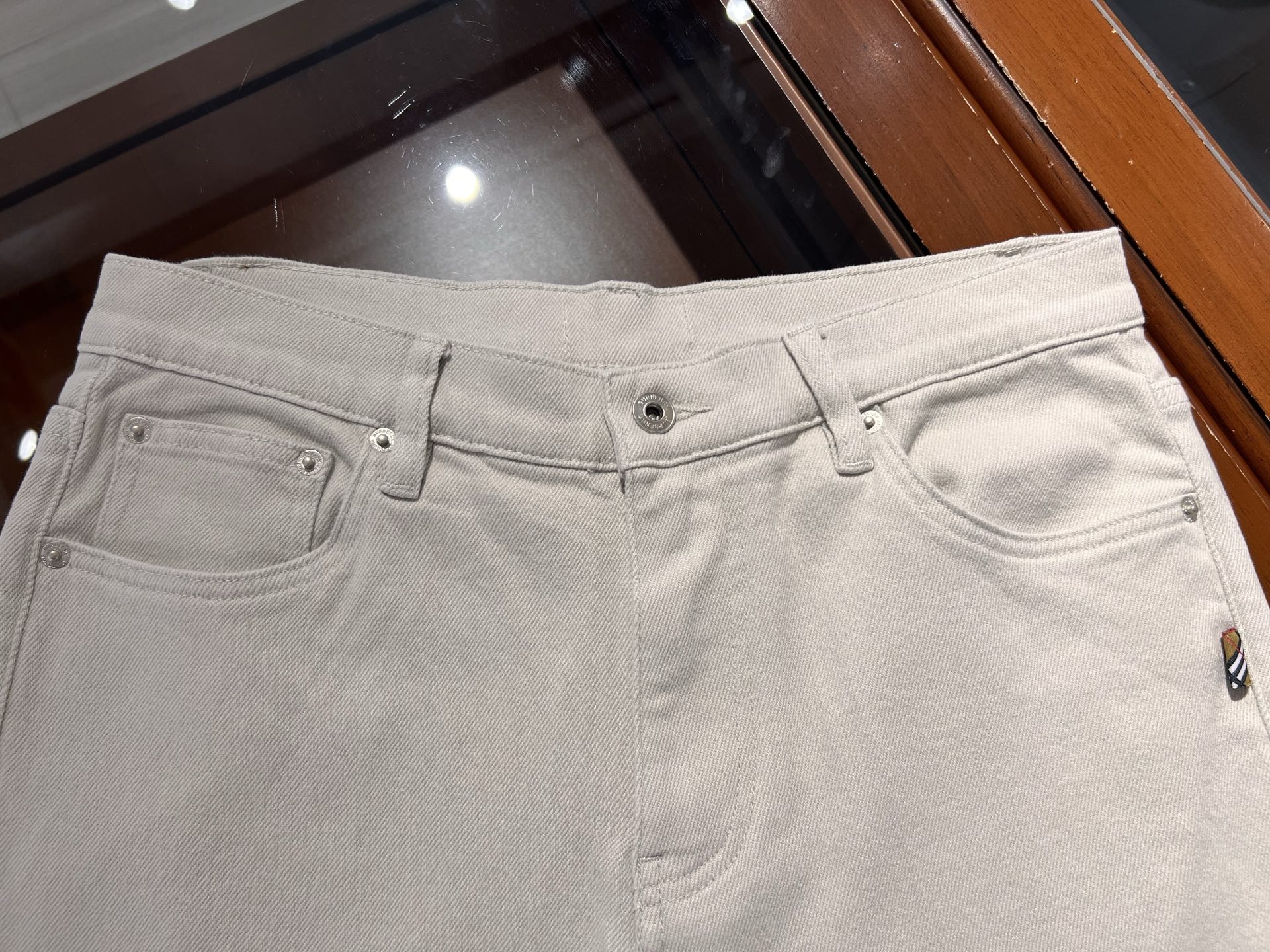 🆕新款！白灰色，百搭简约面料透气舒适弹力小直筒牛仔裤，码数 30 31 32 33 34 36 38