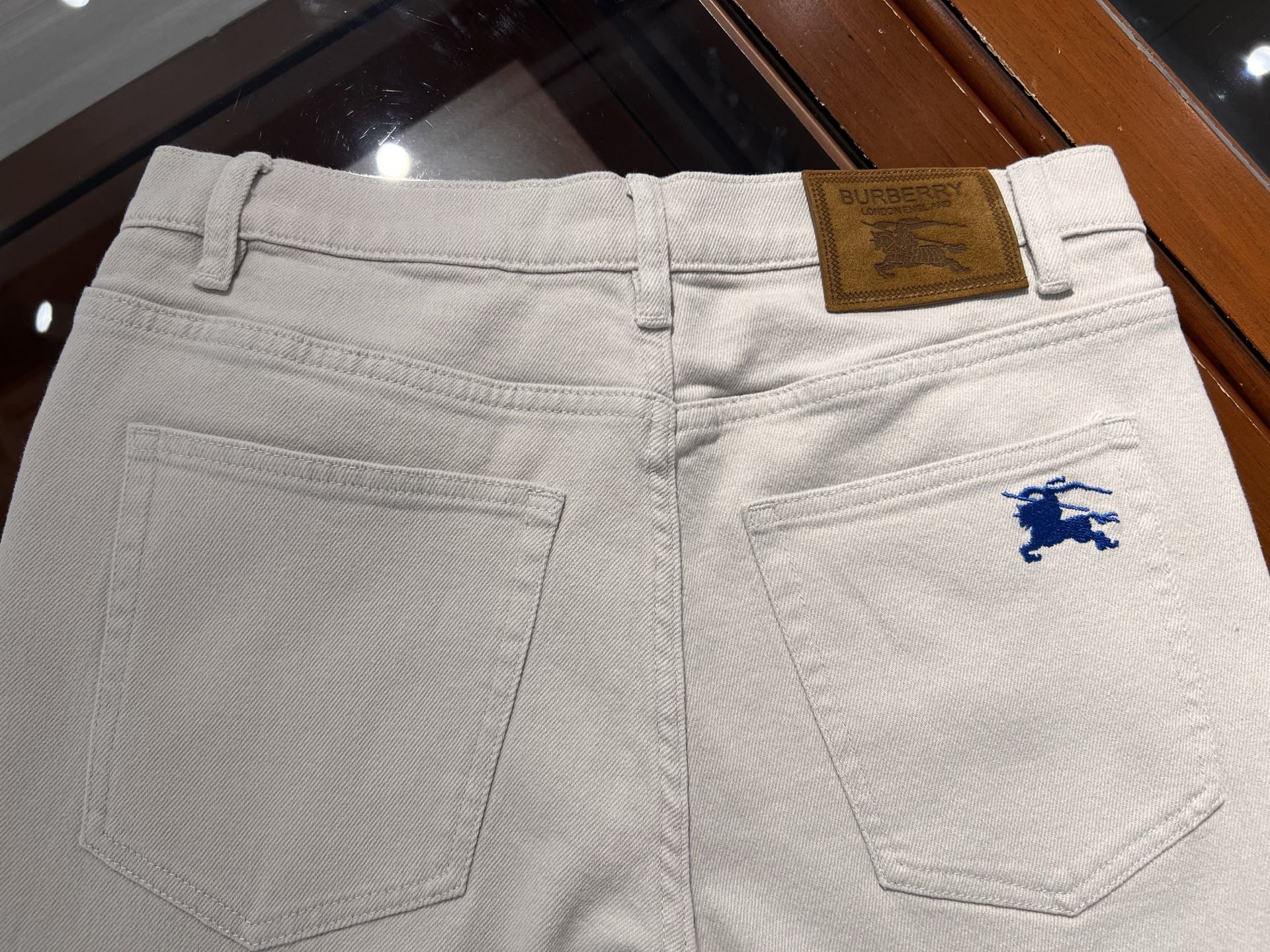 🆕新款！白灰色，百搭简约面料透气舒适弹力小直筒牛仔裤，码数 30 31 32 33 34 36 38