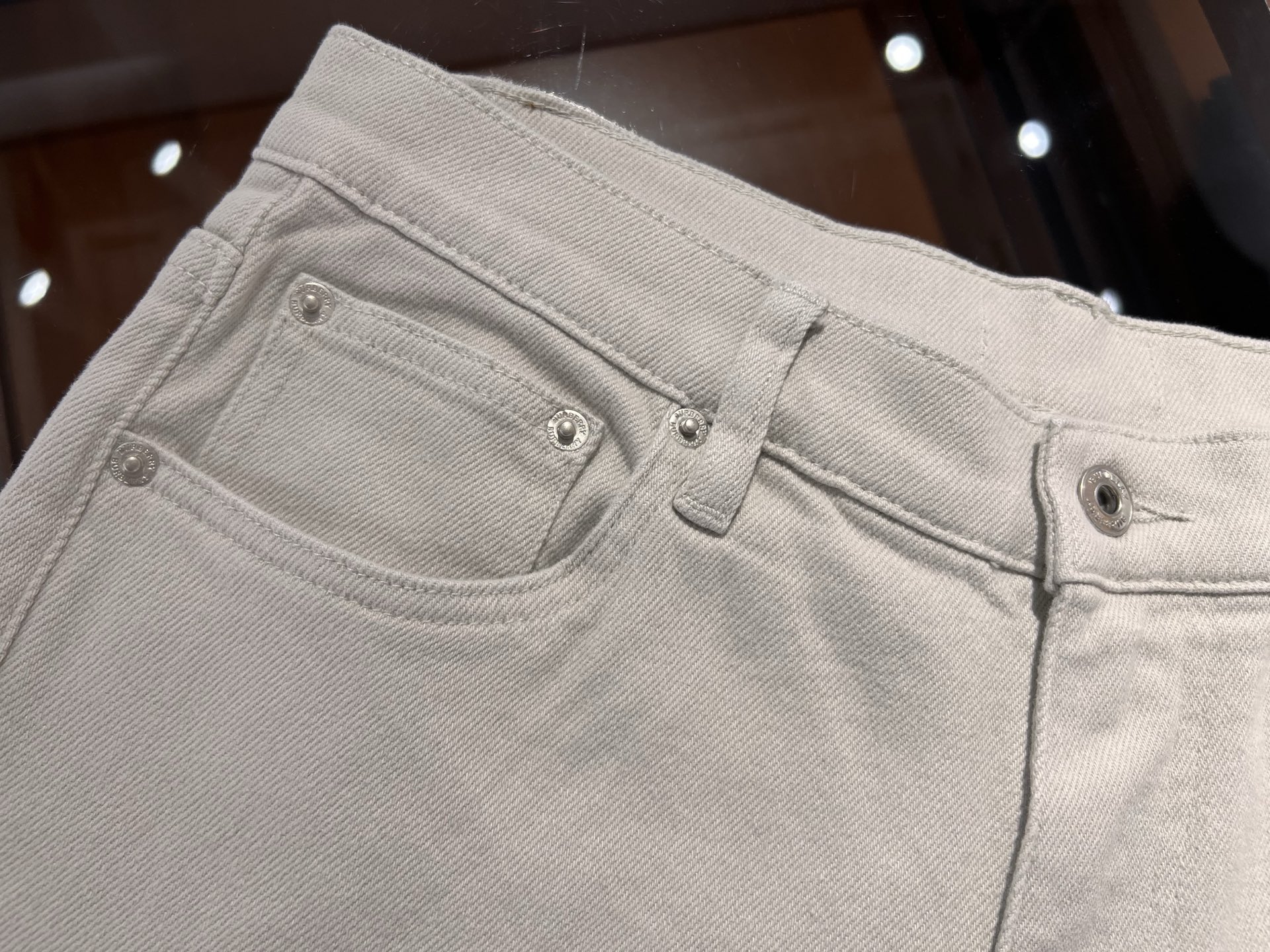 🆕新款！白灰色，百搭简约面料透气舒适弹力小直筒牛仔裤，码数 30 31 32 33 34 36 38