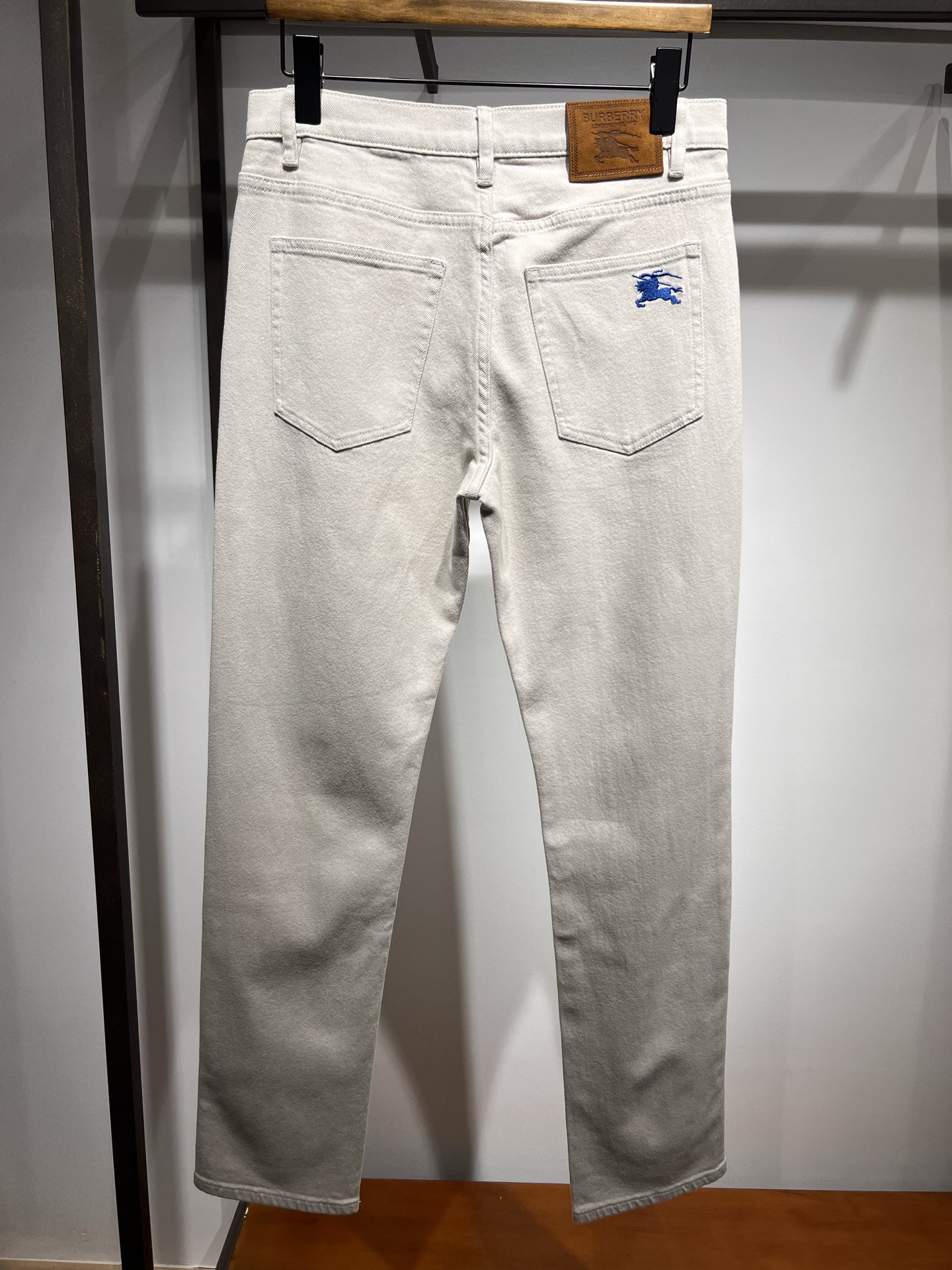 🆕新款！白灰色，百搭简约面料透气舒适弹力小直筒牛仔裤，码数 30 31 32 33 34 36 38