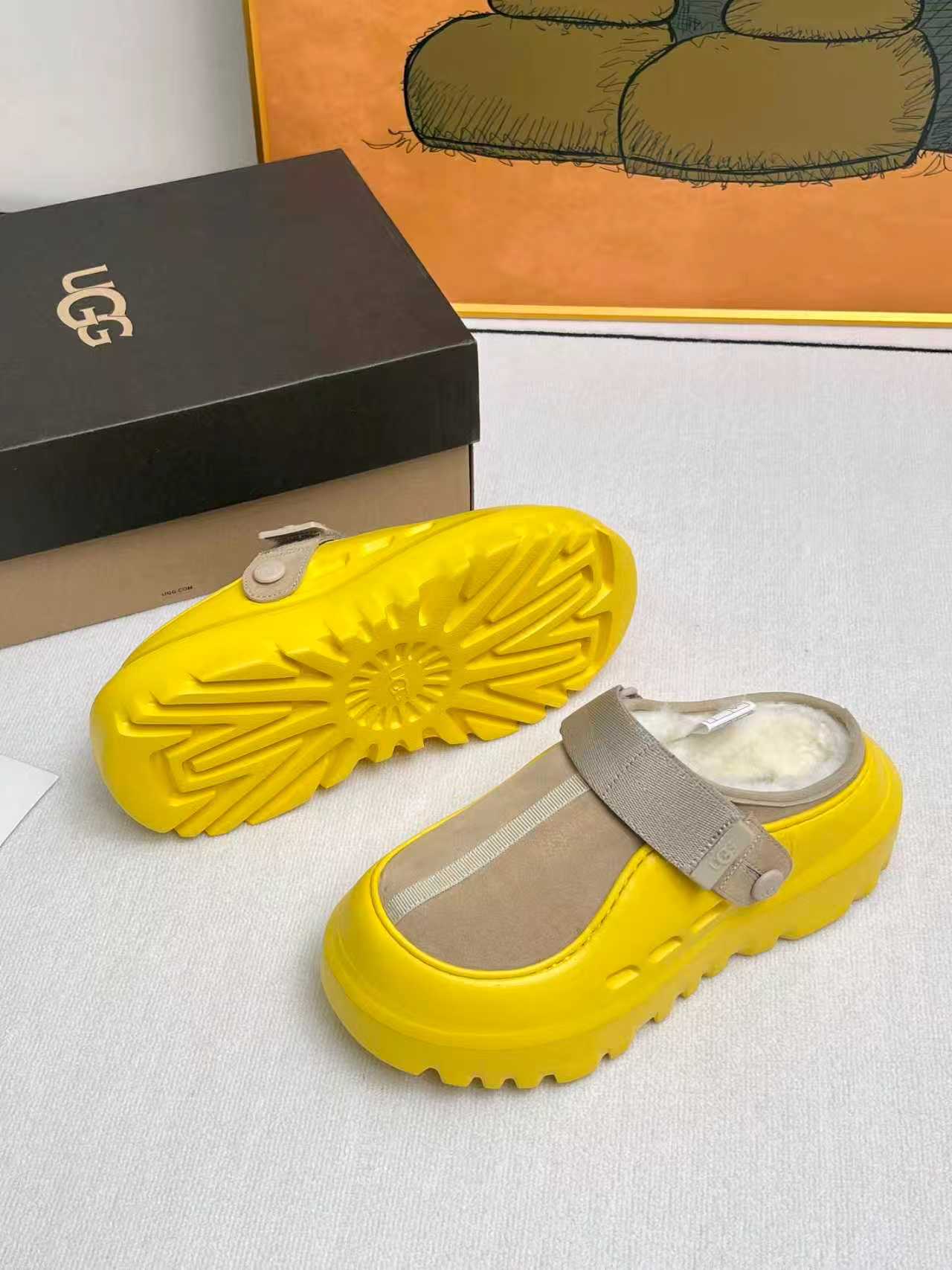 NO:492016,UGG 2025 new small potatoes, half-tugging and one foot pedal to unlock the slack feel, light and thin sole is always light and fashionable, casually coming out of a new style, this feels very UGG, classic fur paired with soft wool inner insole, rubber foamed sole, hot pressed logo logo color bright green, bright yellow, maroon, black Size 35--46 (synchronized on the official website), half-tugging19860909UGG 2025新品小土豆,半拖一脚蹬解锁松弛脚感,轻便薄底时刻轻盈时髦,随性走出全新风格,这感觉很UGG,经典翻毛皮搭配柔软羊毛内里鞋垫,胶胶发泡大底,热压logo徽标 颜色亮绿色,亮黄,栗色,黑色 码数35--46(官网同步),半拖,Women's Shoes