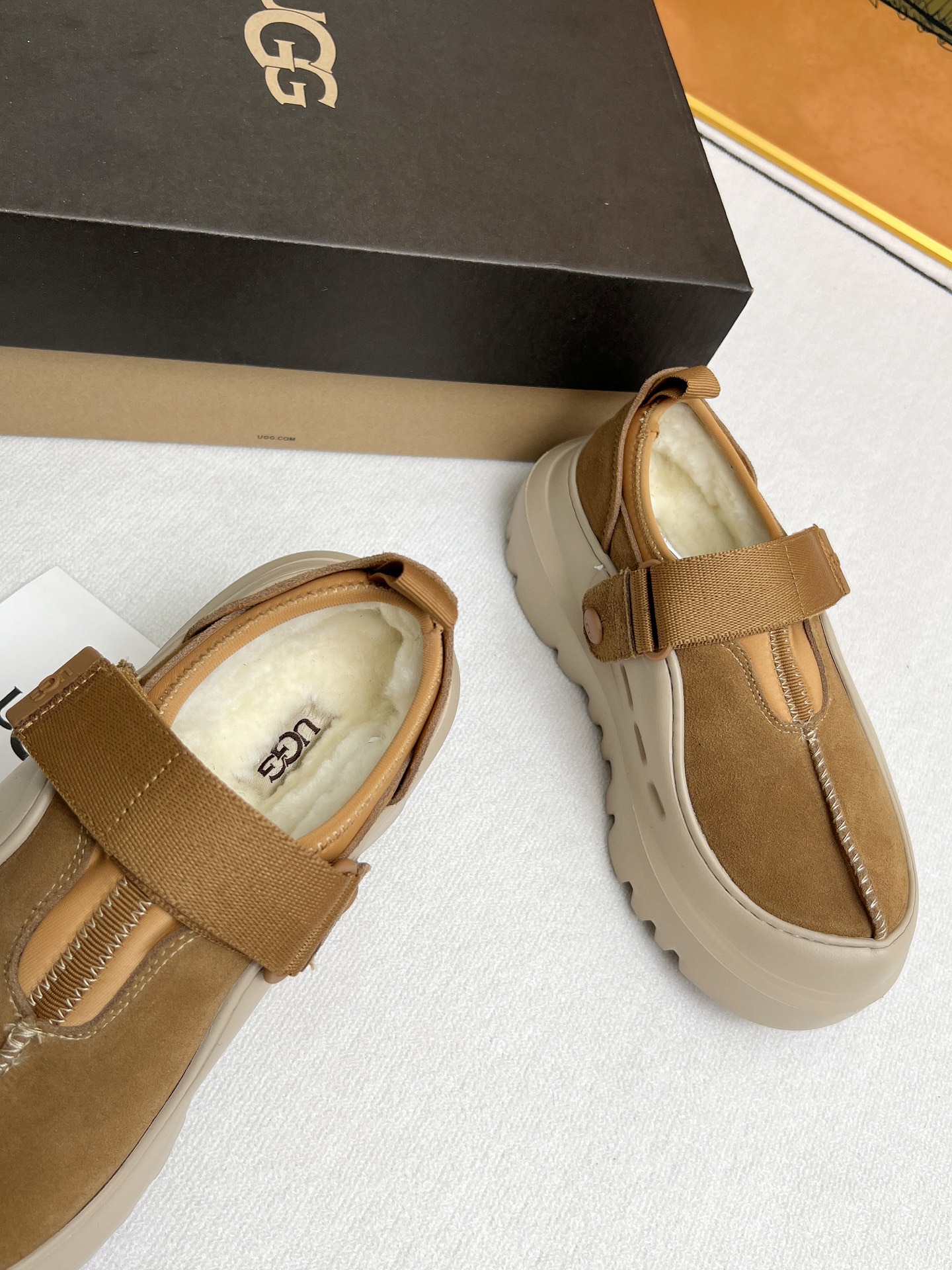 NO:492008,UGG 2025 new small potatoes, half-tugging and one foot pedal to unlock the slack feel, light and thin sole is always light and fashionable, casually coming out of a new style, this feels very UGG, classic fur paired with soft wool inner insole, rubber foamed sole, hot pressed logo logo color bright green, bright yellow, maroon, black Size 35--46 (synchronized on the official website), half-tugging19860909UGG 2025新品小土豆,半拖一脚蹬解锁松弛脚感,轻便薄底时刻轻盈时髦,随性走出全新风格,这感觉很UGG,经典翻毛皮搭配柔软羊毛内里鞋垫,胶胶发泡大底,热压logo徽标 颜色亮绿色,亮黄,栗色,黑色 码数35--46(官网同步),半拖,Women's Shoes