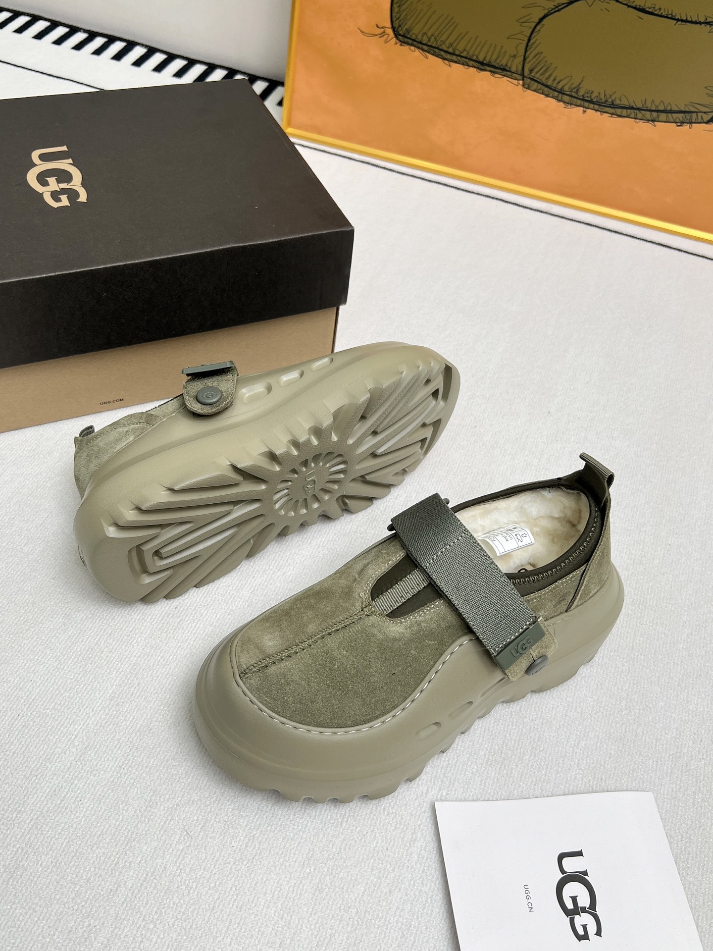 NO:492003,UGG 2025 new small potatoes, half-tugging and one foot pedal to unlock the slack feel, light and thin sole is always light and fashionable, casually coming out of a new style, this feels very UGG, classic fur paired with soft wool inner insole, rubber foamed sole, hot pressed logo logo color bright green, bright yellow, maroon, black Size 35--46 (synchronized on the official website), half-tugging19860909UGG 2025新品小土豆,半拖一脚蹬解锁松弛脚感,轻便薄底时刻轻盈时髦,随性走出全新风格,这感觉很UGG,经典翻毛皮搭配柔软羊毛内里鞋垫,胶胶发泡大底,热压logo徽标 颜色亮绿色,亮黄,栗色,黑色 码数35--46(官网同步),半拖,Women's Shoes