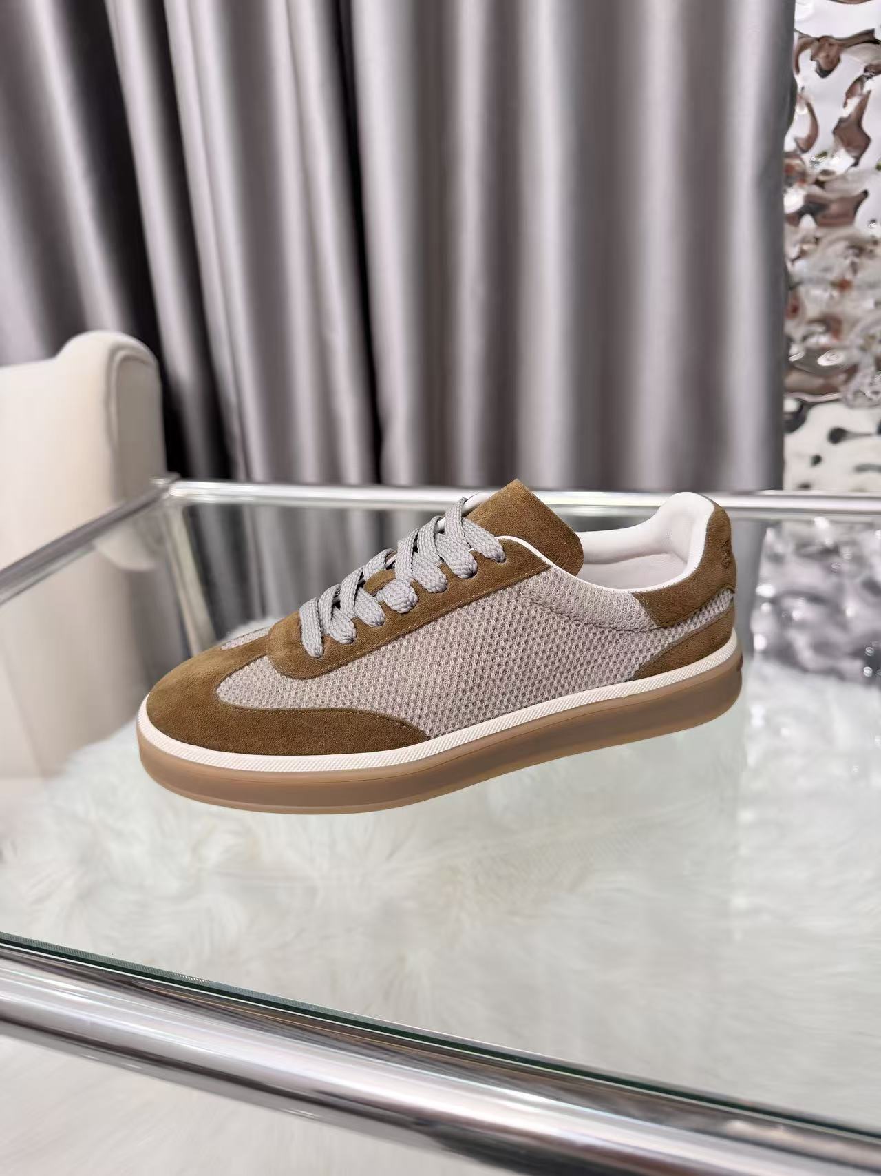 NO:756200,Actual price Loro Pian, pure handmade 2025 latest color matching, fashionable casual sports moral training shoes. Coming from Italy, it pursues quality and craftsmanship, integrating innovative technology with traditional Italian style. This brand has always been very low-key, but it should be considered a dad-level presence in luxury goods!  His shoes are the same as clothes. The upper body feels like you are in the clouds. They are soft and comfortable, and the upper feet are like a pair of old friends. After you buy his shoes, you will not want to wear many brands of shoes. This is the evaluation of people who have worn these shoes. They will not tire your feet or wear them out after wearing them for a day. This is because of the strict requirements on the materials, so you can have such a good feeling!  The sneaker style is made of soft deerskin. The breathable properties and flexible texture of the natural material make the sneakers both functional and comfortable. The high-quality metal-free tanning and tumbling process highlights the natural texture of the leather. The camel-colored sole and white rubber trim create a double-layer sole effect, making it also suitable as an everyday shoe. The casual-style suede toe and back panel are decorated with an embossed LP logo on the tongue!  The fabric is made of imported soft high-mercerized smooth cow suede, the lining is made of cowhide, which is super soft and delicate. The TPU molded two-color outsole is non-slip and wear-resistant, which is a common feature of all Loro piana casual shoes!  Female 35-40, Male 39–45 #Color Choices Many #德学,,loro piana,loro piana,sneakers,cowhide19860909实价Loro Pian,纯手工制作2025最新配色,时尚休闲运动德训鞋 来自意大利的它追求质量和手工,融创新技术与意大利传统风格为一体,这个牌子一直很低调,但是在奢侈品里应该也算是爸爸级的存在！ 他家的鞋子和衣服一样,上身就是处在云朵里一样的触感,柔软舒适贴合,上脚就是一双老朋友,当你买过他家的鞋子后,很多牌子的鞋子都不想穿了,这是穿过这款鞋的人对其的评价,穿一天不会累脚也不会磨脚,这就是对材质的要求苛刻,才会有这般美好的感觉！ 以柔软鹿皮制成的运动鞋款式,天然材料的透气属性与柔韧质感,让球鞋兼具功能性与舒适性,高质量的无金属鞣制和翻滚工艺,凸显了皮革的天然纹理,而骆驼色鞋底与白色橡胶饰边营造出的双层鞋底效果,使其也可作为日常鞋履,打造休闲风格绒面革鞋头和后上片,鞋舌点缀浮雕LP徽标！ 面料进口柔软高丝光牛反绒制作,内里垫脚牛皮,超级柔软细腻,TPU模具双色大底,防滑耐磨,是Loro piana 所有休闲鞋履共有的特色！女35-40,男39–45 #颜色选择多 #德训,,loro piana,loro piana,sneakers,cowhide,Men's shoes