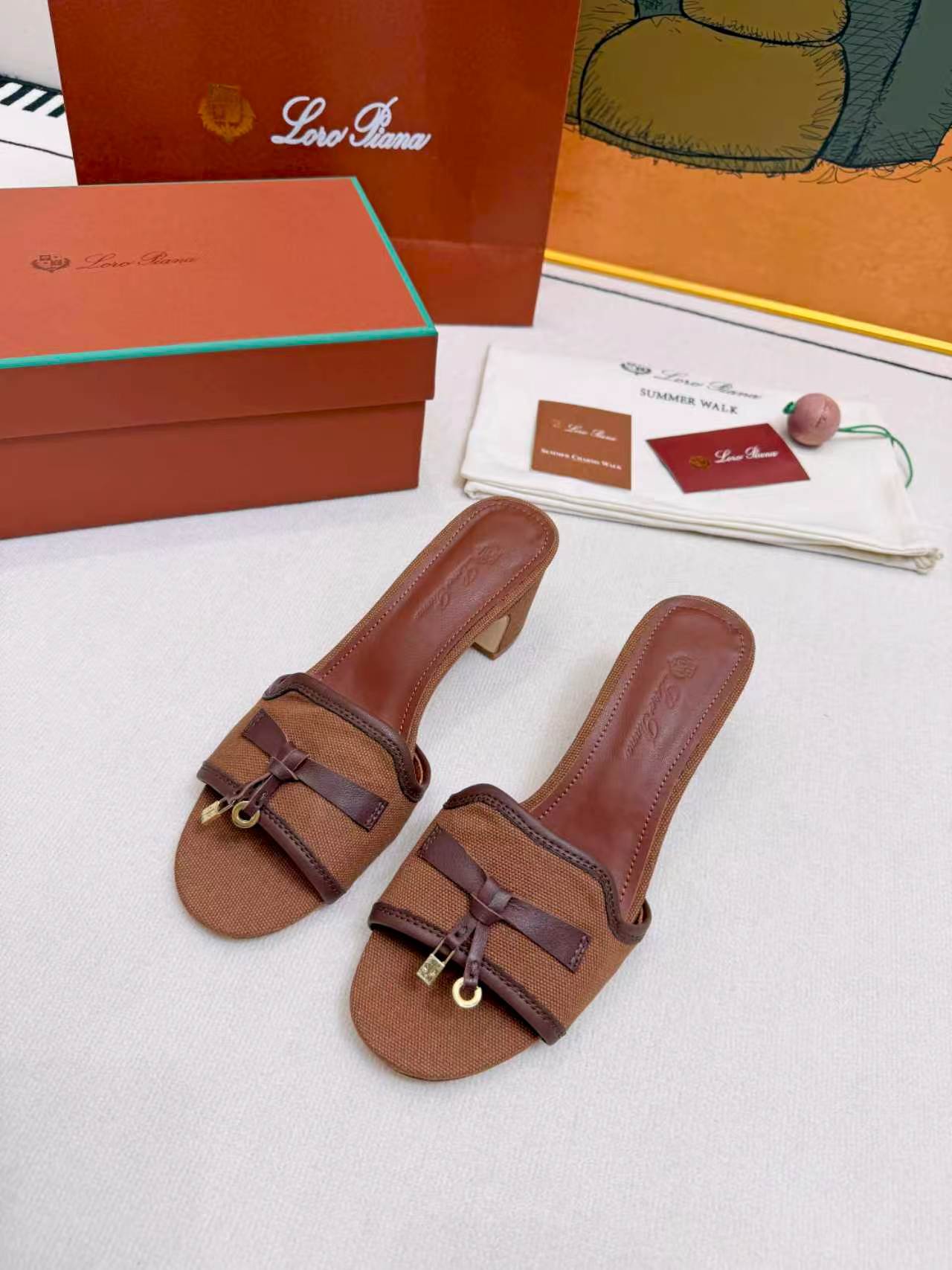 NO:829957,Real price Loro Pian, handmade in 2026 latest colors, classic fashion sandals and slippers. Coming from Italy, it pursues quality and craftsmanship, integrating innovative technology with traditional Italian style. This brand has always been very low-key, but it should be considered a dad-level presence in luxury goods!  His shoes are the same as clothes. The upper body feels like you are in the clouds. They are soft and comfortable, and the upper feet are like a pair of old friends. After you buy his shoes, you will not want to wear many brands of shoes. This is the evaluation of people who have worn these shoes. They will not tire your feet or wear them out after wearing them for a day. This is because of the strict requirements on the materials, so you can have such a good feeling!  The sneaker style is made of soft deerskin. The breathable properties and flexible texture of the natural material make the sneakers both functional and comfortable. The high-quality metal-free tanning and tumbling process highlights the natural texture of the leather. The black sole and all-inclusive imported genuine leather and cashmere trim create a double-layer sole effect, making it also a daily shoe, creating a casual style imported cashmere surface. The insole is embossed with the LP logo!  The fabric is made of imported soft high-mercerized cashmere, and the lining is full sheepskin. It is super soft and delicate. The rubber outsole is non-slip and wear-resistant. It is a common feature of all Loro piana casual shoes. Women's 35-40, 41, and 42 can be customized and are non-returnable. #ColorChoicesMultiple #Sandals,,loro piana,loro piana,sandals,sneakers,slippers,sheepskin19860909实价Loro Pian,纯手工制作2026最新配色,经典时尚凉鞋.拖鞋. 来自意大利的它追求质量和手工,融创新技术与意大利传统风格为一体,这个牌子一直很低调,但是在奢侈品里应该也算是爸爸级的存在！ 他家的鞋子和衣服一样,上身就是处在云朵里一样的触感,柔软舒适贴合,上脚就是一双老朋友,当你买过他家的鞋子后,很多牌子的鞋子都不想穿了,这是穿过这款鞋的人对其的评价,穿一天不会累脚也不会磨脚,这就是对材质的要求苛刻,才会有这般美好的感觉！ 以柔软鹿皮制成的运动鞋款式,天然材料的透气属性与柔韧质感,让球鞋兼具功能性与舒适性,高质量的无金属鞣制和翻滚工艺,凸显了皮革的天然纹理,而黑色鞋底与全包进口真皮羊绒饰边营造出的双层鞋底效果,使其也可作为日常鞋履,打造休闲风格进口羊绒面.鞋垫点缀浮雕LP徽标！ 面料进口柔软高丝光羊绒制作,内里垫脚全羊皮,超级柔软细腻,橡胶大底,防滑耐磨,是Loro piana 所有休闲鞋履共有的特色.女35–40、41、42定做不退换. #颜色选择多 #凉拖鞋,,loro piana,loro piana,sandals,sneakers,slippers,sheepskin,Men's shoes