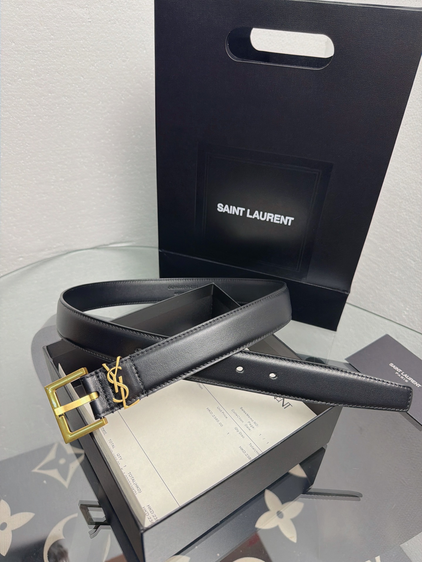 YSL 黑色光面牛皮金扣腰带，品牌标志性logo搭配复古金扣，质感细腻高级，简约利落，适配多种穿搭，轻松