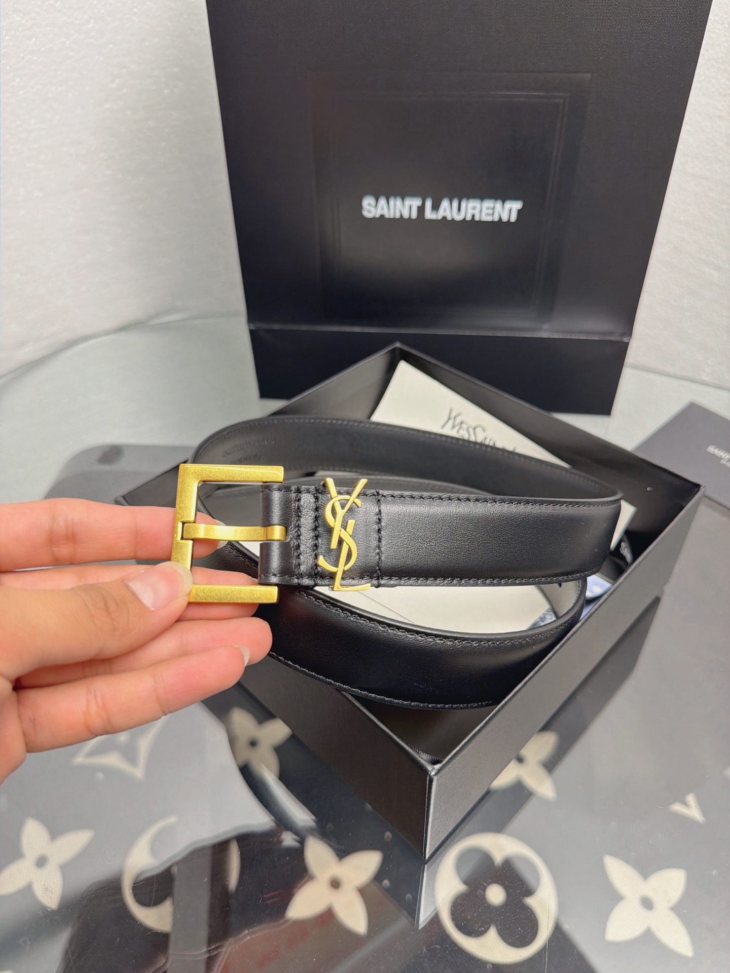 YSL 黑色光面牛皮金扣腰带，品牌标志性logo搭配复古金扣，质感细腻高级，简约利落，适配多种穿搭，轻松