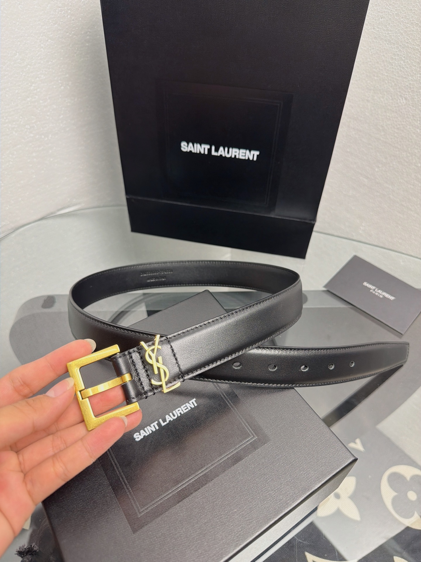 YSL 黑色光面牛皮金扣腰带，品牌标志性logo搭配复古金扣，质感细腻高级，简约利落，适配多种穿搭，轻松
