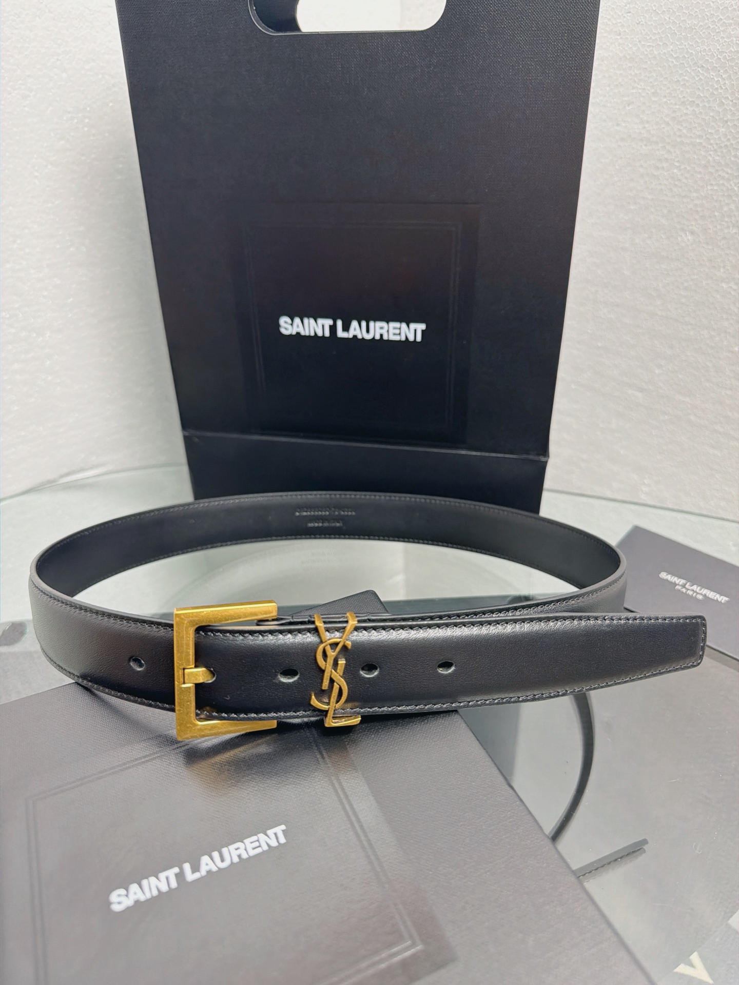 YSL 黑色光面牛皮金扣腰带，品牌标志性logo搭配复古金扣，质感细腻高级，简约利落，适配多种穿搭，轻松