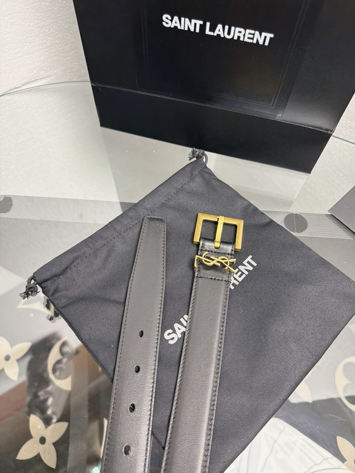 YSL 黑色光面牛皮金扣腰带，品牌标志性logo搭配复古金扣，质感细腻高级，简约利落，适配多种穿搭，轻松
