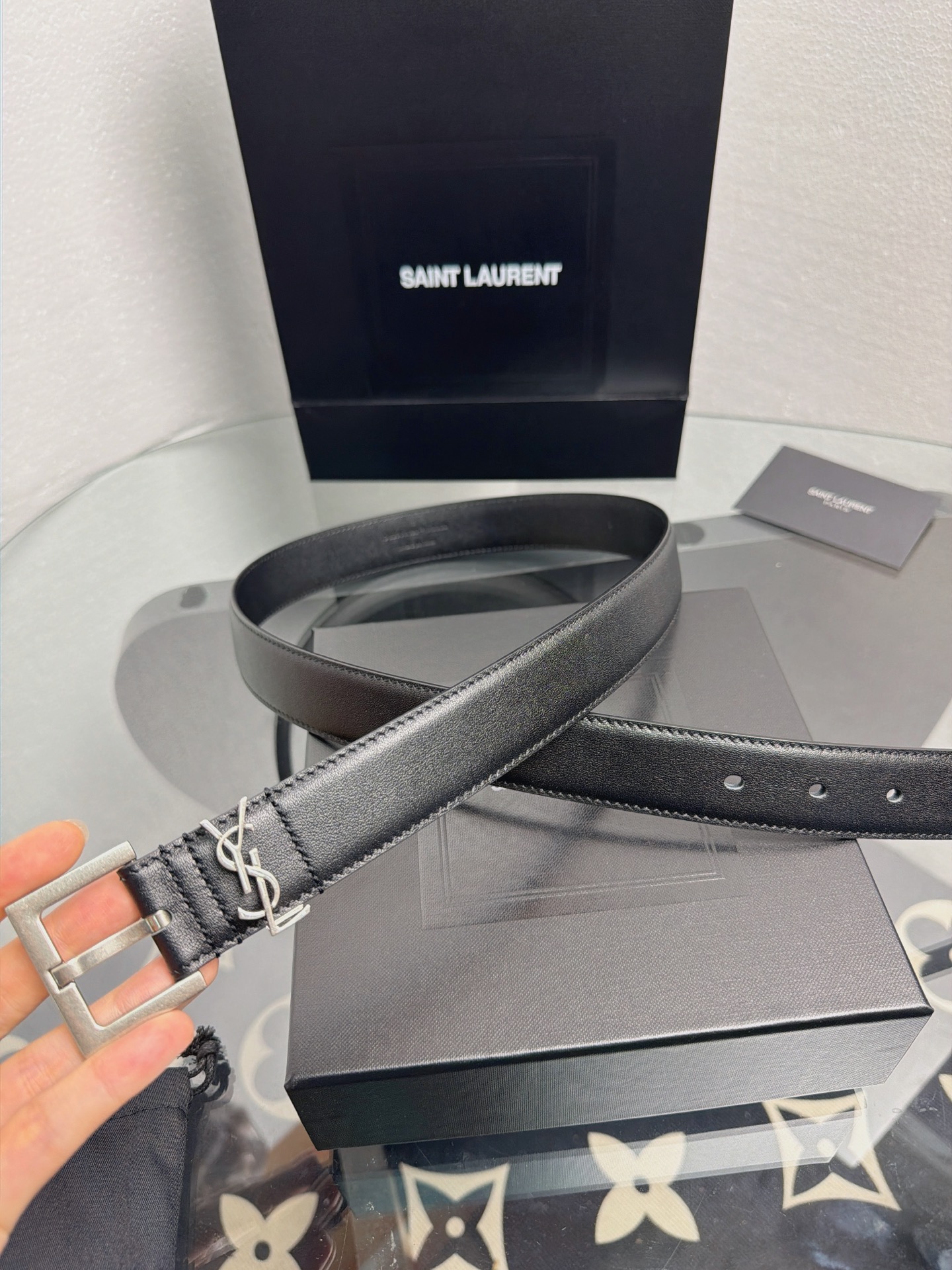 YSL 黑色光面牛皮银扣腰带，品牌标志性logo搭配复古银扣，质感细腻高级，简约利落，适配多种穿搭，轻松