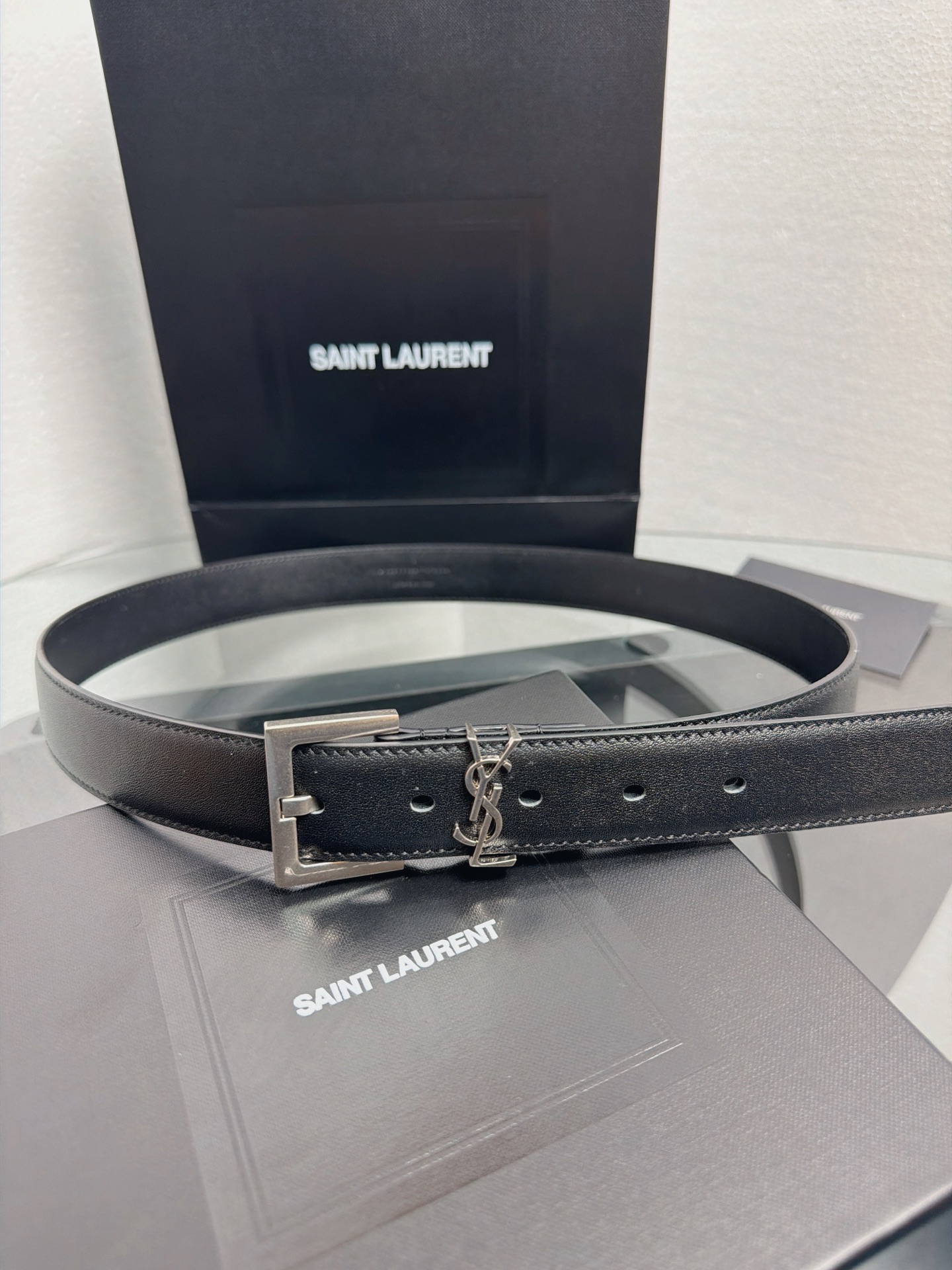 YSL 黑色光面牛皮银扣腰带，品牌标志性logo搭配复古银扣，质感细腻高级，简约利落，适配多种穿搭，轻松