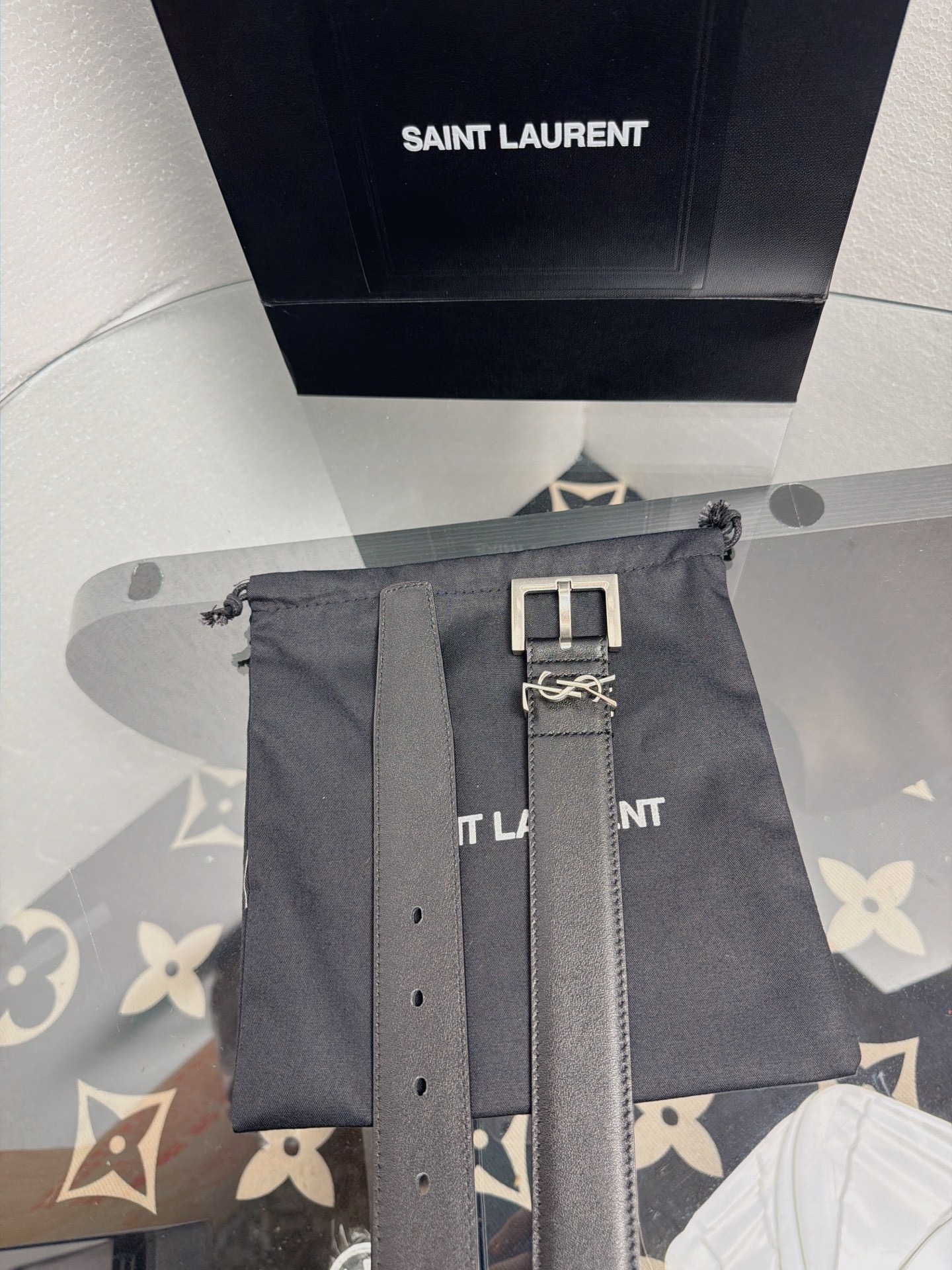 YSL 黑色光面牛皮银扣腰带，品牌标志性logo搭配复古银扣，质感细腻高级，简约利落，适配多种穿搭，轻松