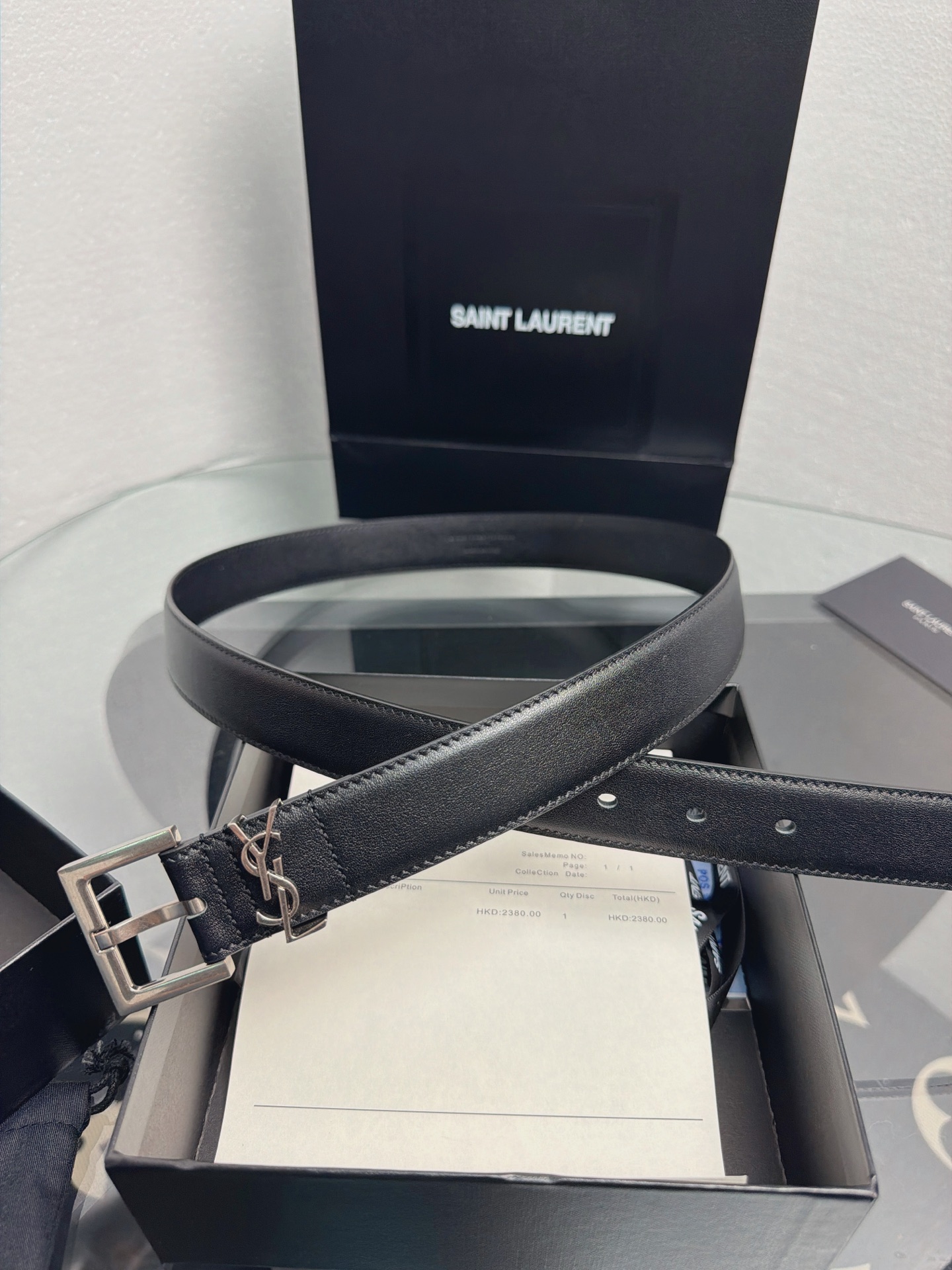 YSL 黑色光面牛皮银扣腰带，品牌标志性logo搭配复古银扣，质感细腻高级，简约利落，适配多种穿搭，轻松