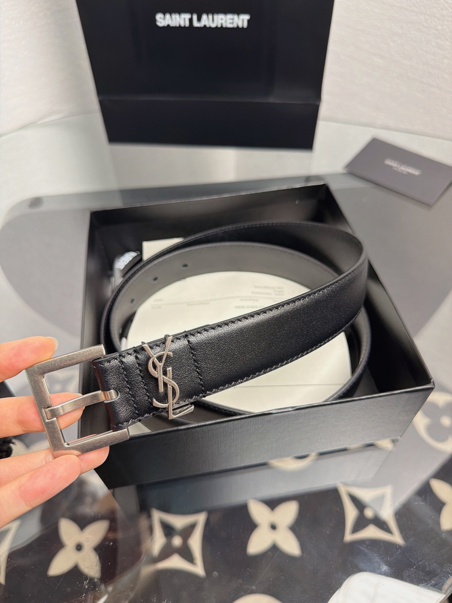 YSL 黑色光面牛皮银扣腰带，品牌标志性logo搭配复古银扣，质感细腻高级，简约利落，适配多种穿搭，轻松