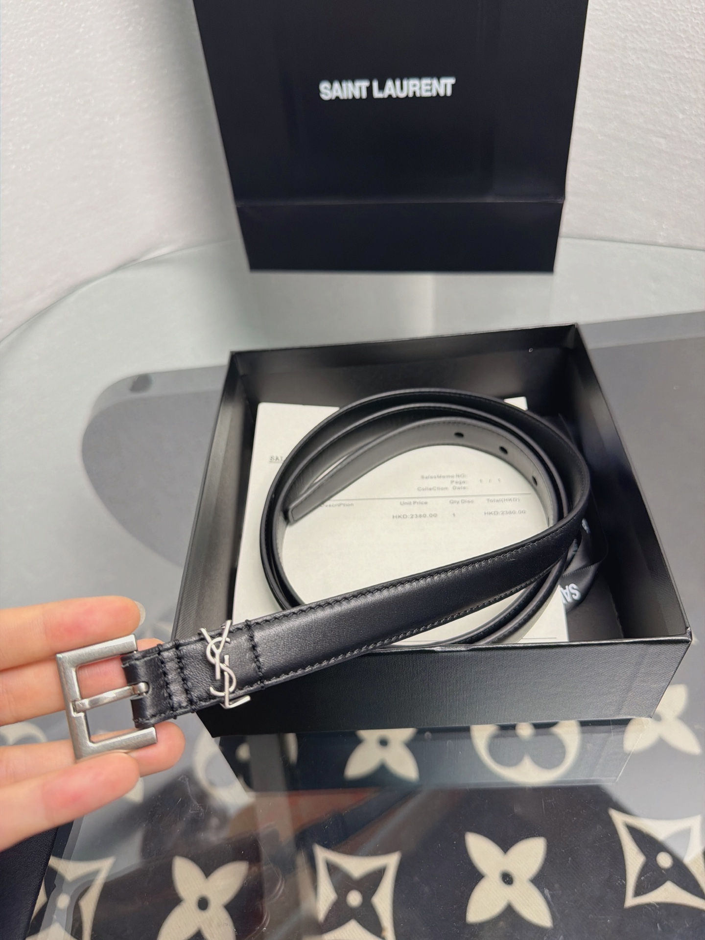 YSL 黑色细款光面牛皮银扣腰带，品牌标志性logo搭配利落方扣，窄版设计简约精致，适配裙装、裤装多种造