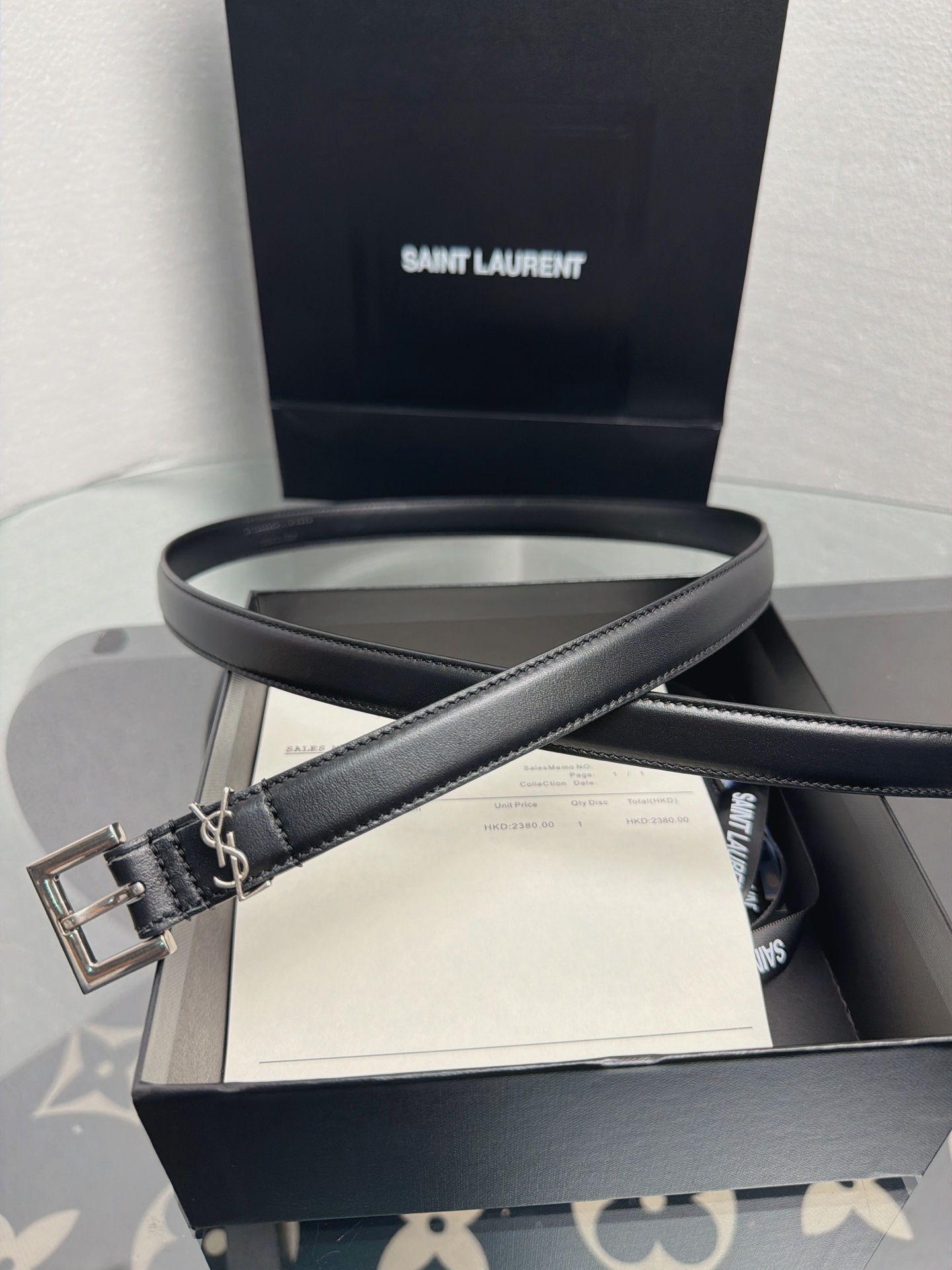 YSL 黑色细款光面牛皮银扣腰带，品牌标志性logo搭配利落方扣，窄版设计简约精致，适配裙装、裤装多种造