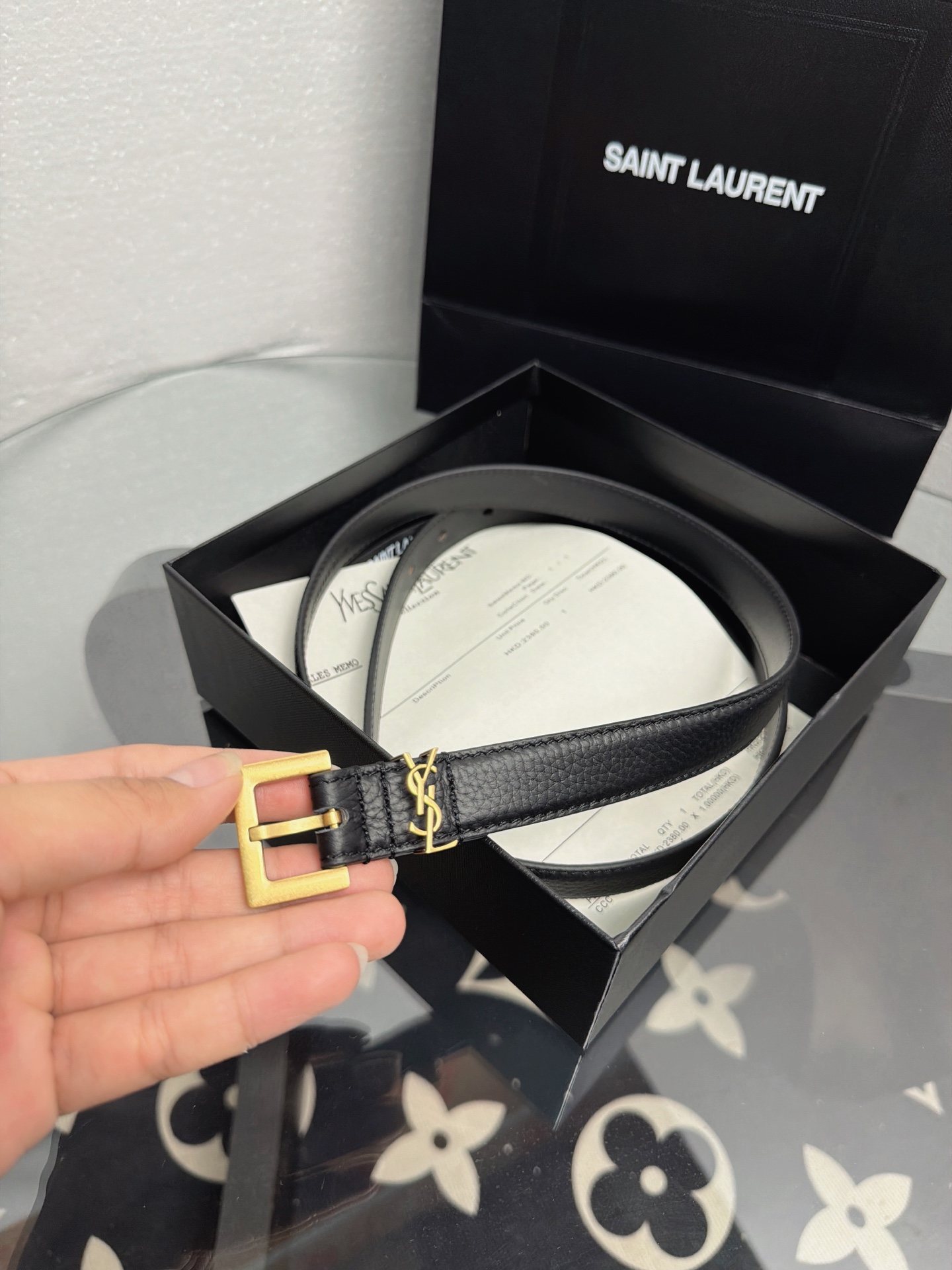 YSL 黑色荔枝纹牛皮金扣腰带，品牌标志性logo搭配复古金扣，荔枝纹皮革质感细腻耐磨，简约百搭，轻松提