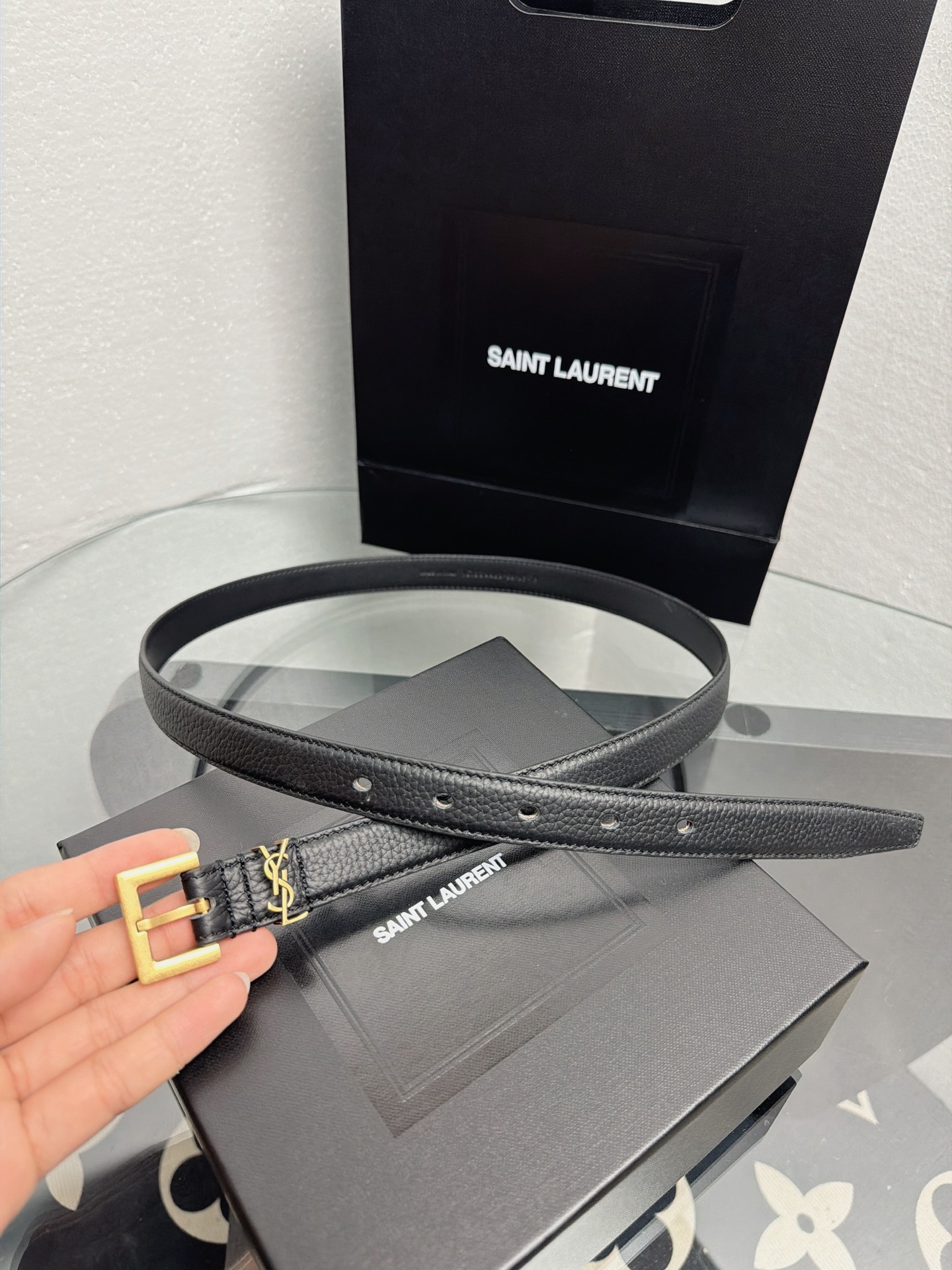 YSL 黑色荔枝纹牛皮金扣腰带，品牌标志性logo搭配复古金扣，荔枝纹皮革质感细腻耐磨，简约百搭，轻松提